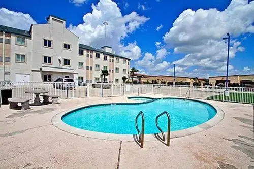 Swimming Pool in Motel 6-Harlingen, TX