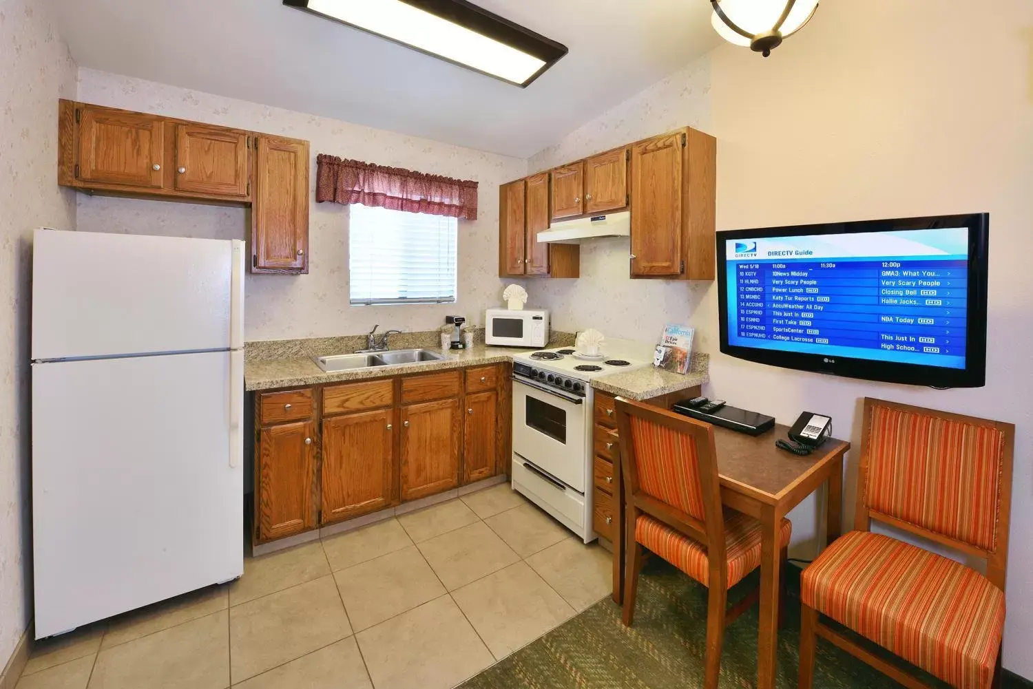 Kitchen or kitchenette, Kitchen/Kitchenette in Lamplighter Inn & Suites at SDSU