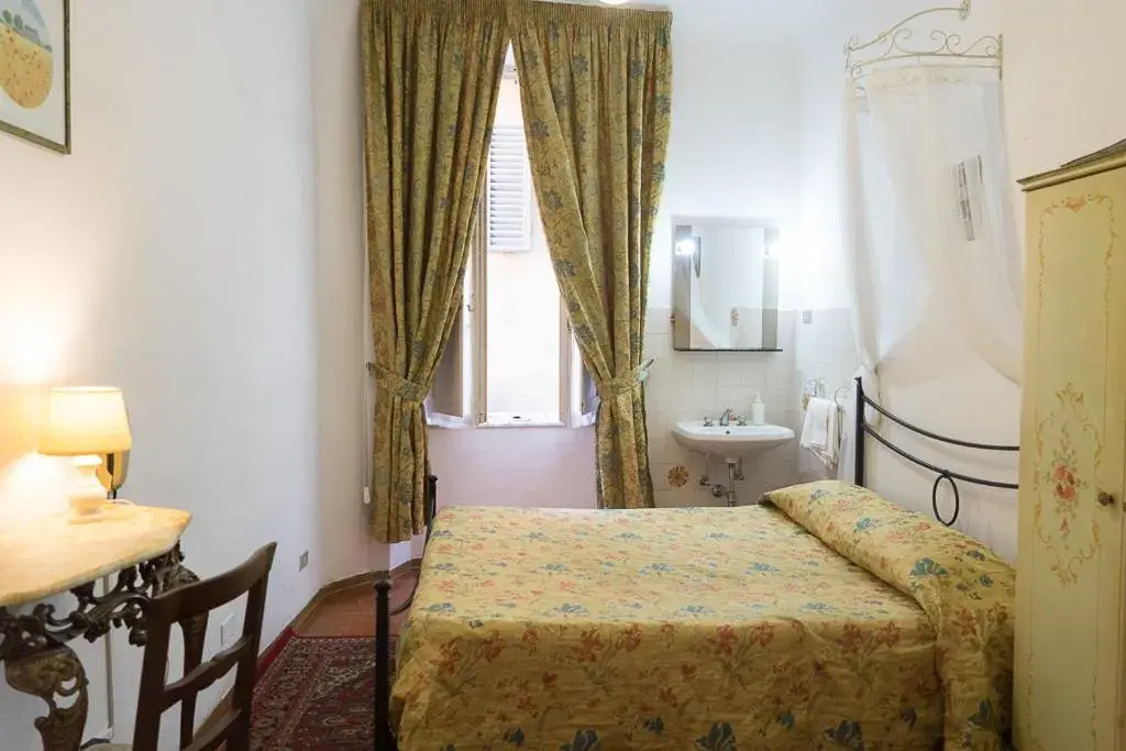 Bed in Albergo Tre Donzelle