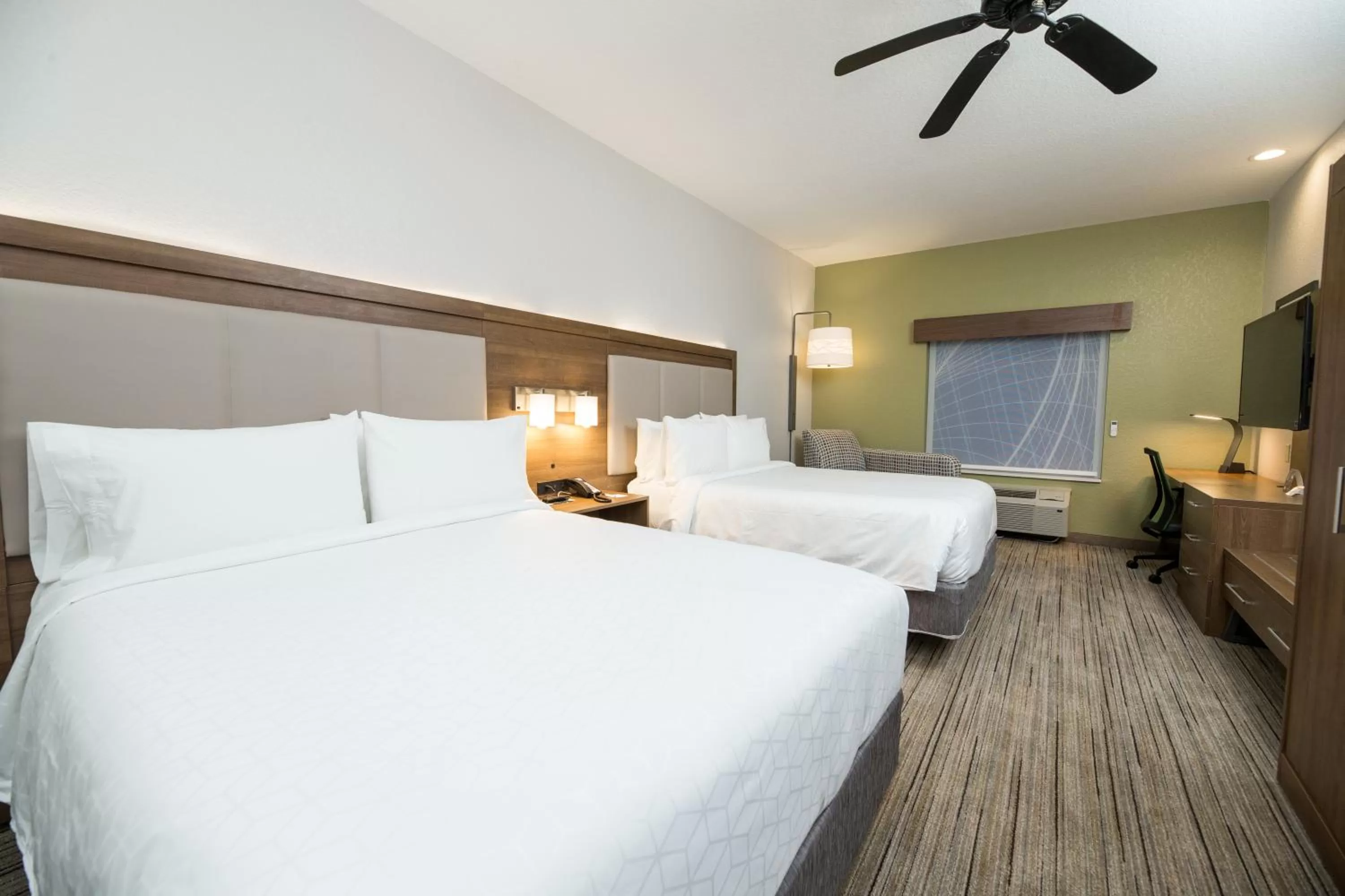 Bed in Holiday Inn Express Hotel & Suites Clinton by IHG