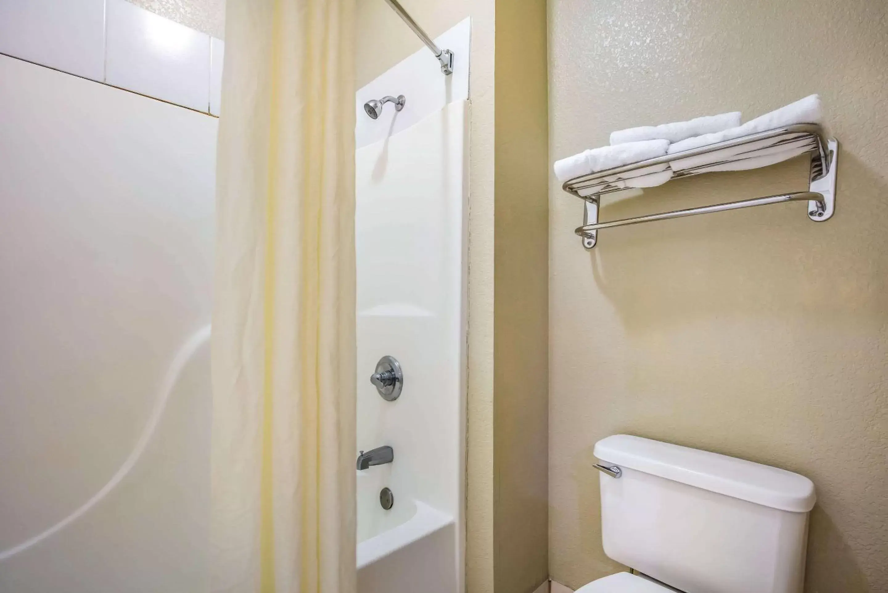 Photo of the whole room, Bathroom in Econo Lodge Inn & Suites Horn Lake