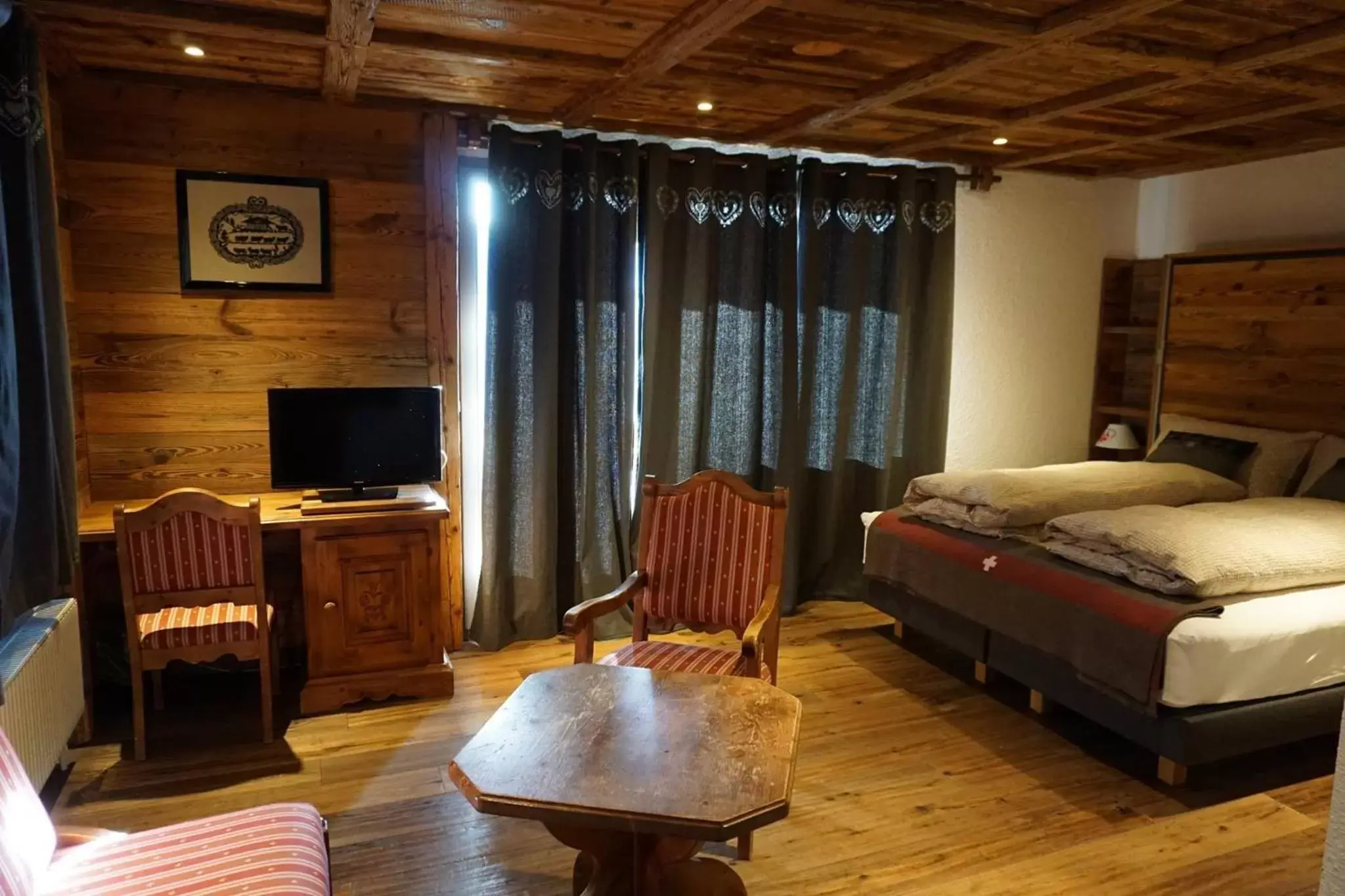 Bed, TV/Entertainment Center in Hôtel Le Grand Chalet