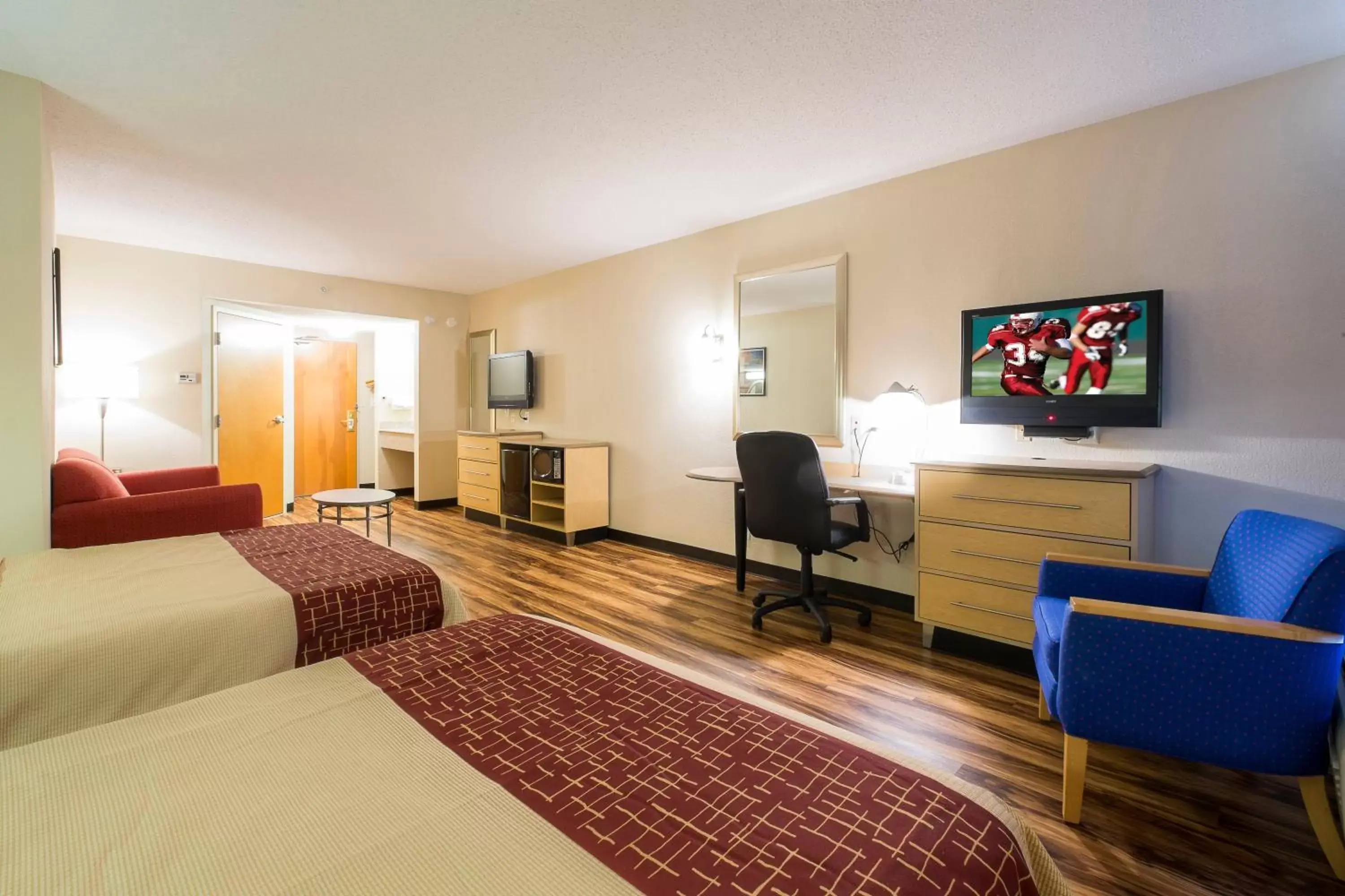 Photo of the whole room, Seating Area in Red Roof Inn & Suites Philadelphia - Bellmawr