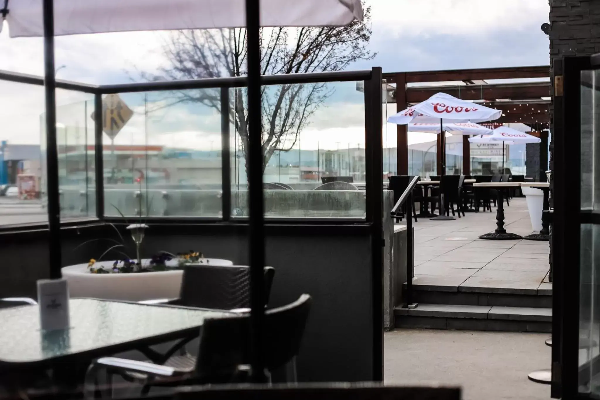 Patio, Restaurant/Places to Eat in Best Western Plus Kelowna Hotel & Suites