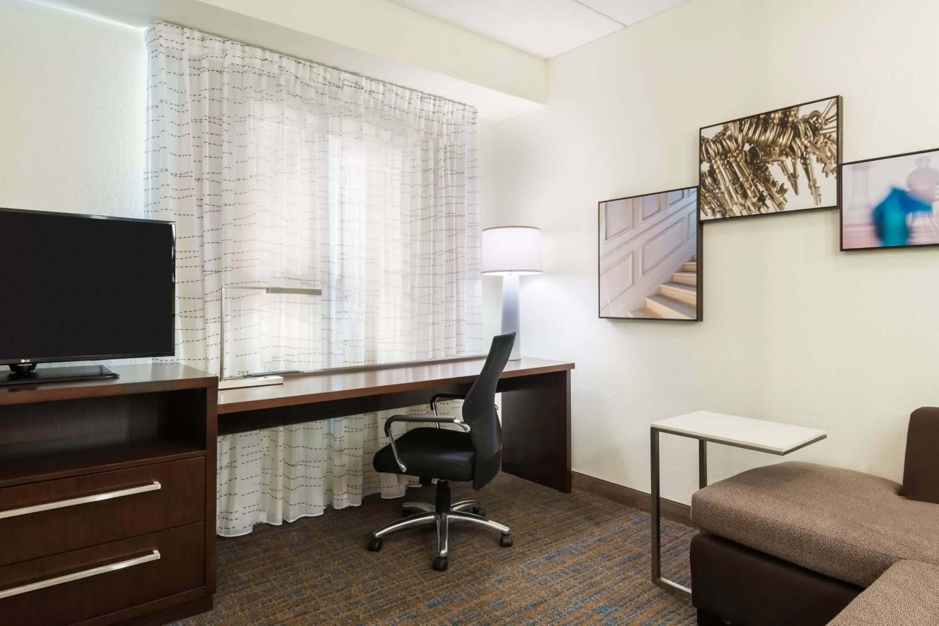 Bedroom, TV/Entertainment Center in Residence Inn Rochester Henrietta