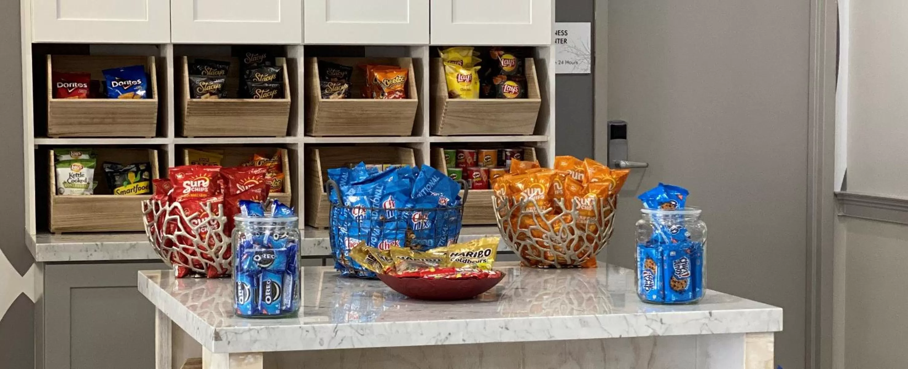 Food and drinks in Ramada by Wyndham Hartford North - Bradley Airport