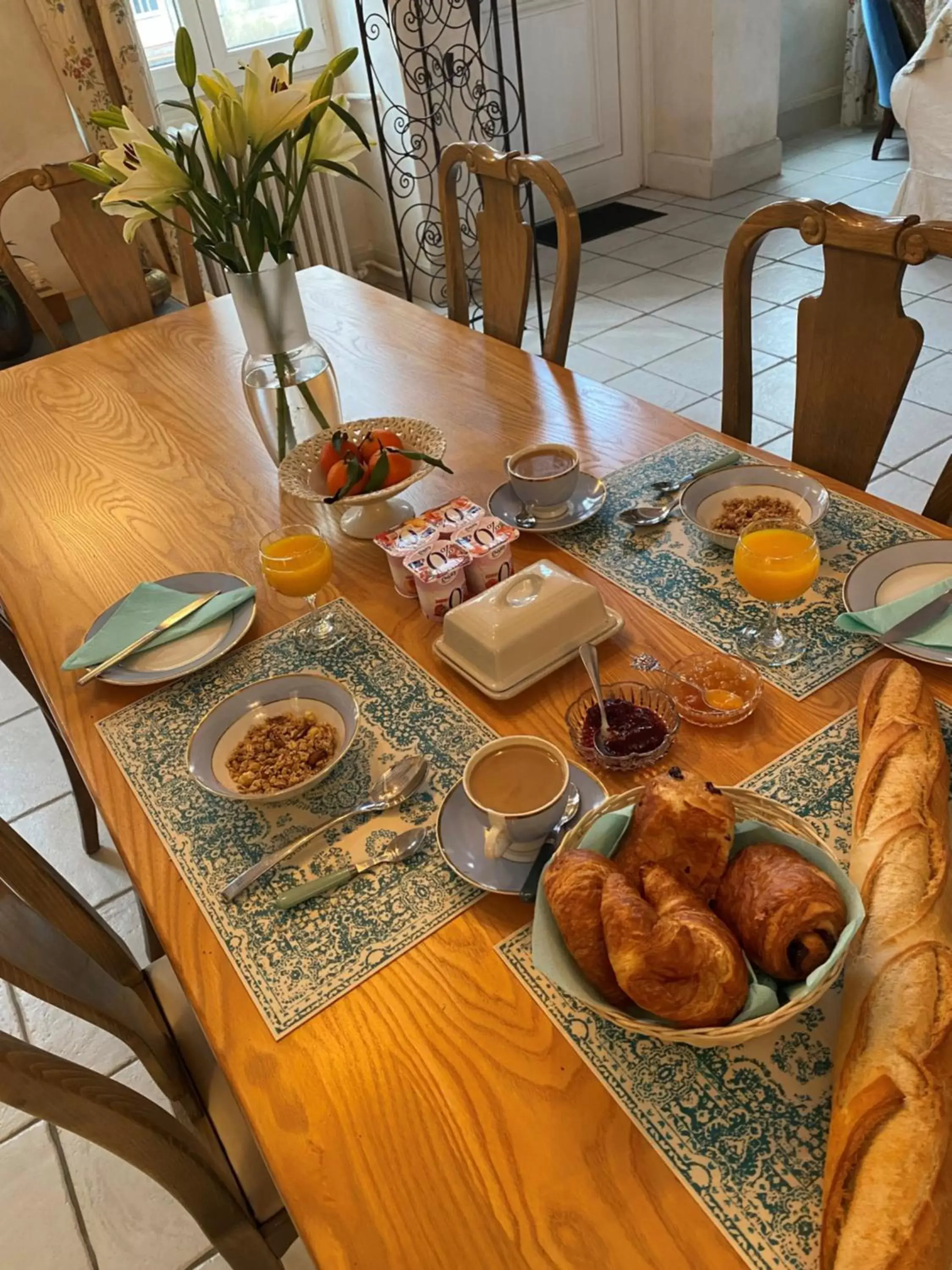 Continental breakfast in La Maison 64 Chambre D'Hôtes