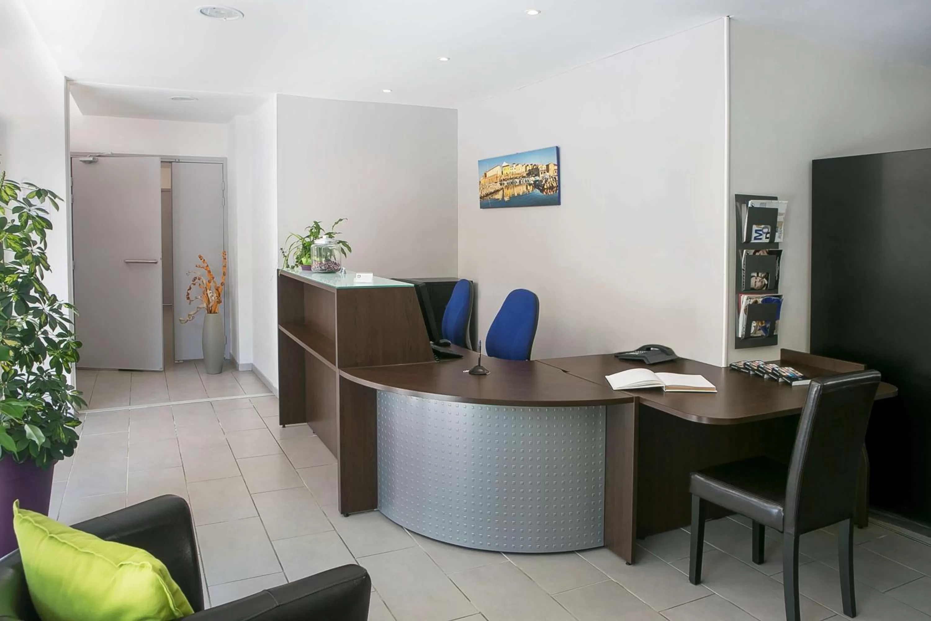 Lobby or reception in Best Western Hôtel des Thermes - Balaruc les Bains Sète