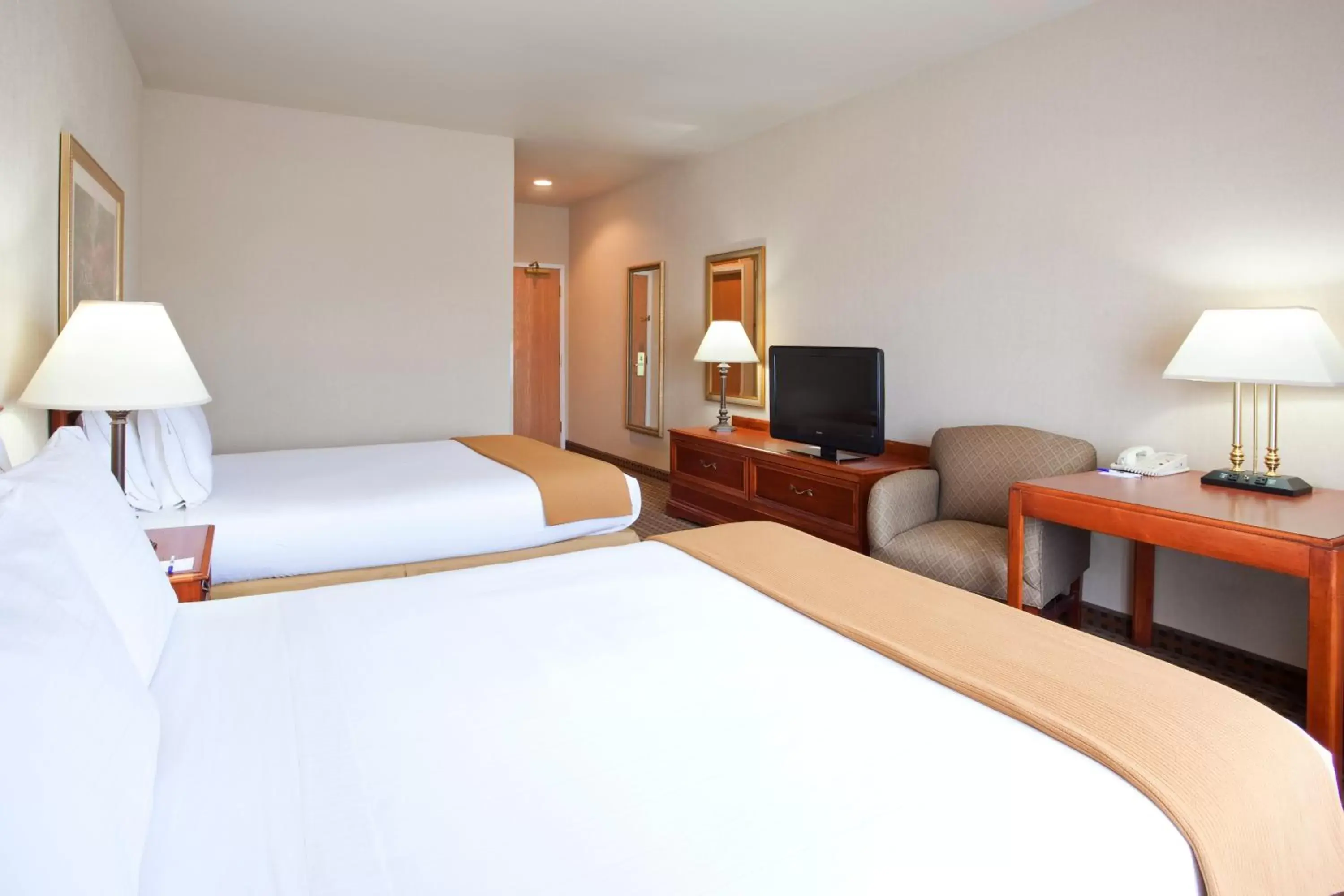 Photo of the whole room, Bed in Holiday Inn Express Hotel & Suites Columbus Southeast Groveport, an IHG Hotel