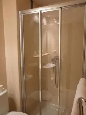 Bathroom in Hotel Mediterráneo