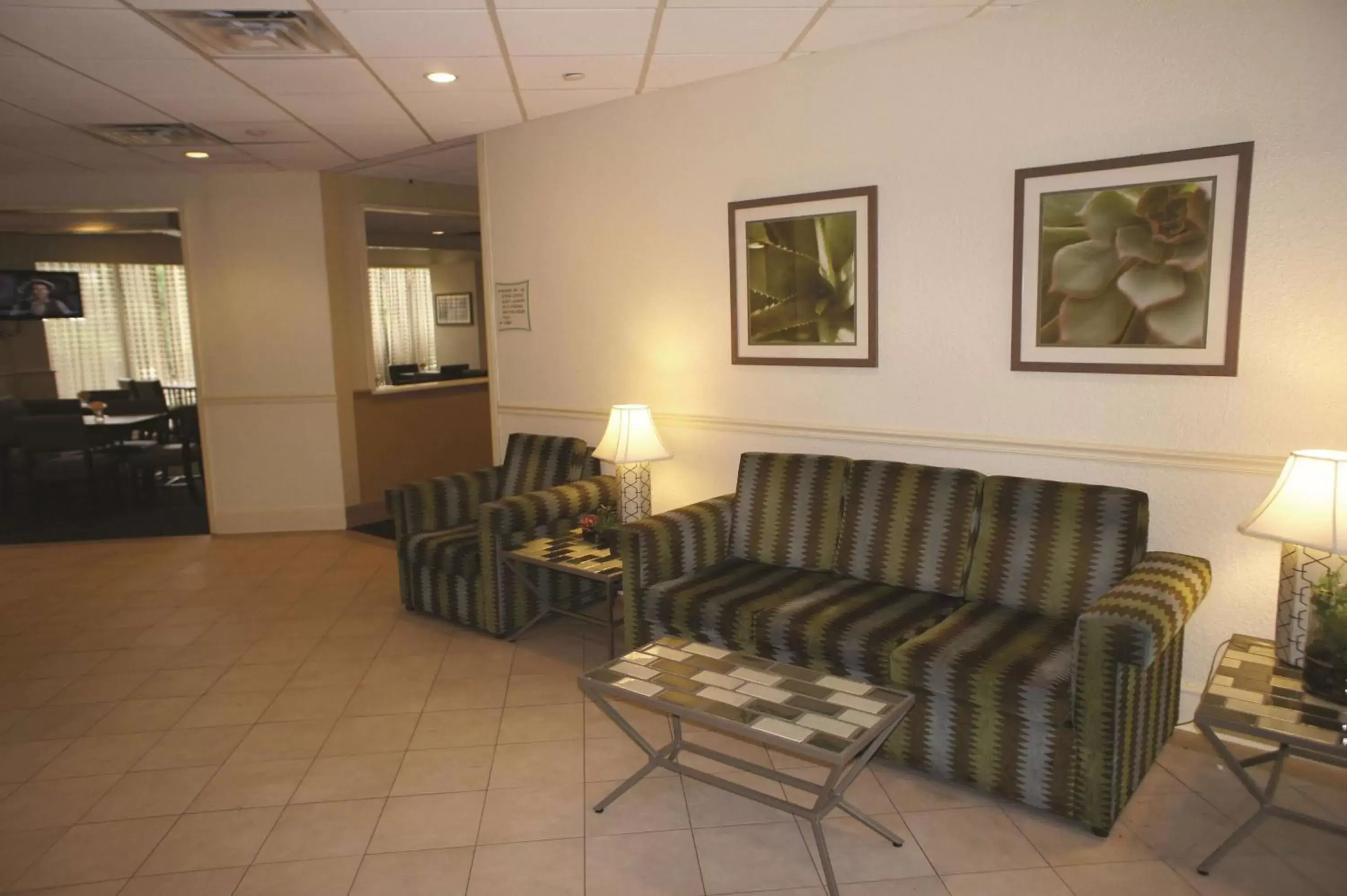 Lobby or reception, Seating Area in La Quinta by Wyndham Nashville Airport/Opryland