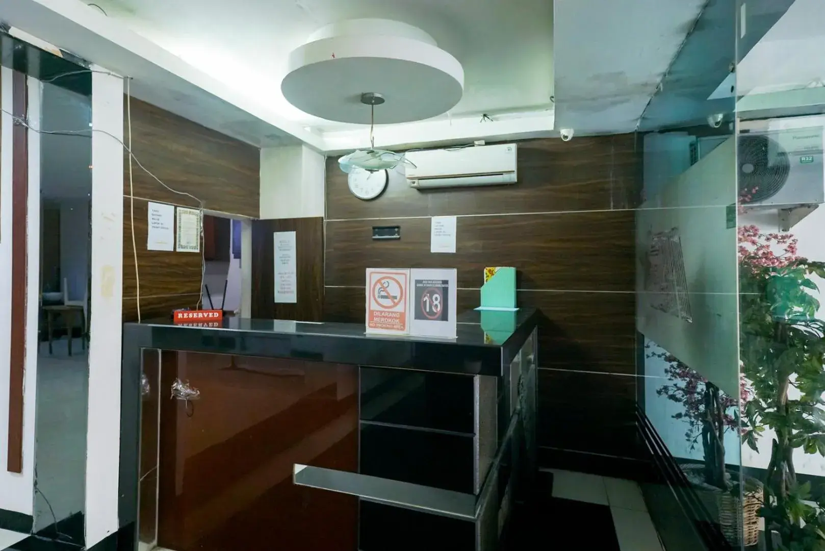Lobby or reception in Urbanview Hotel Bes Mangga Besar