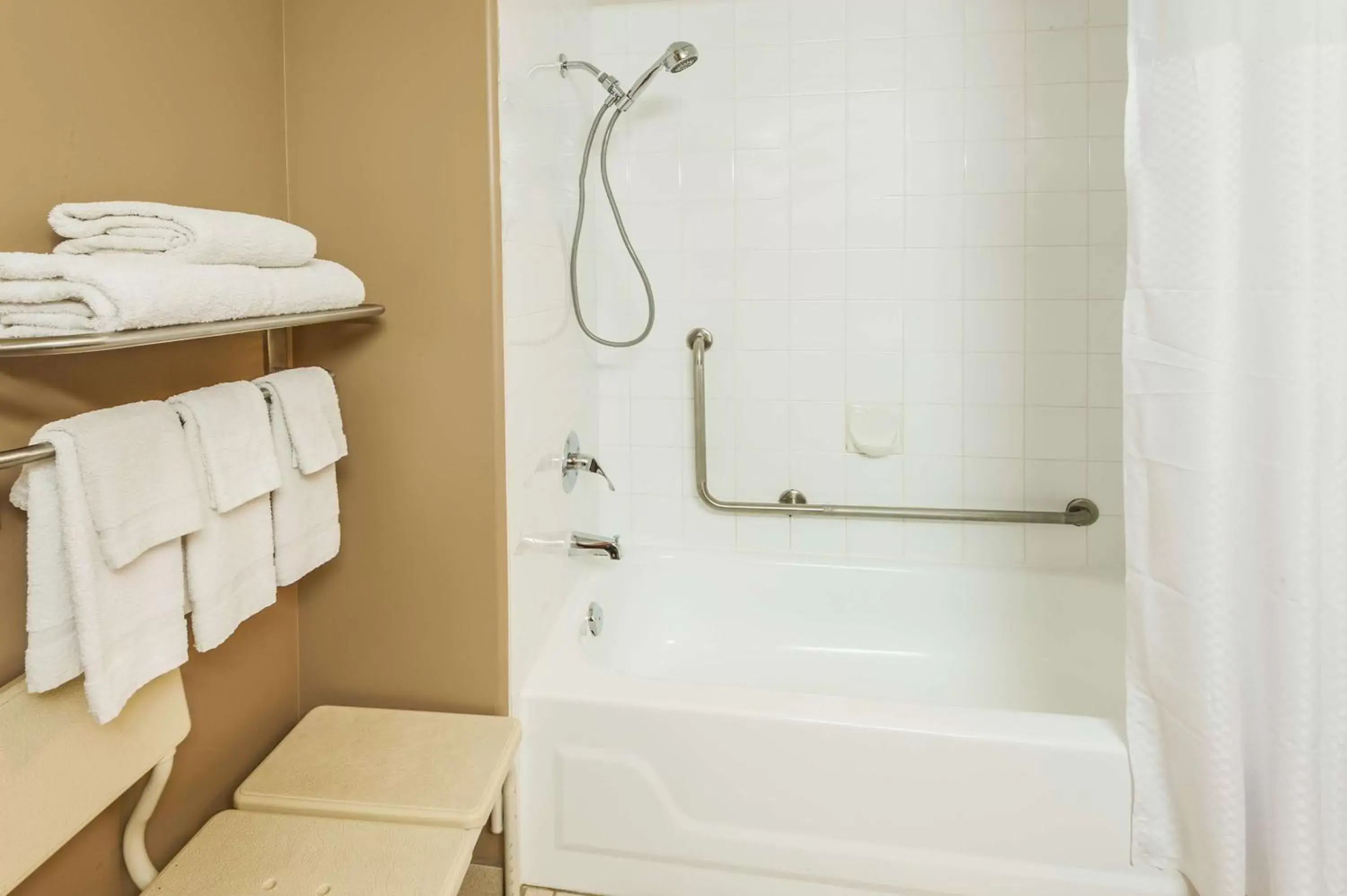 Queen Room - Disability Access - Non-Smoking in Super 8 by Wyndham Calgary/Airport