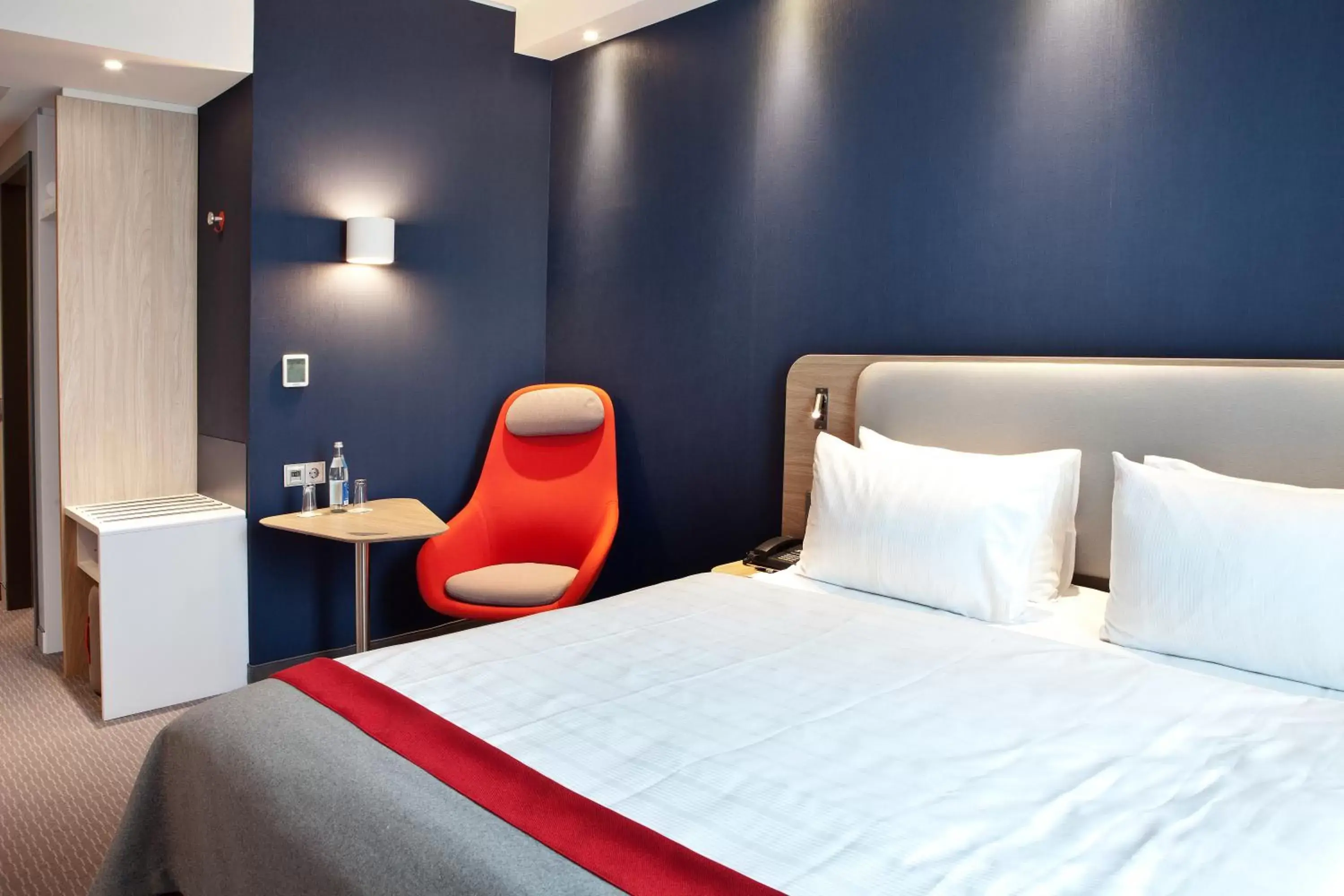 Bedroom, Bed in Holiday Inn Express Oberhausen, an IHG Hotel