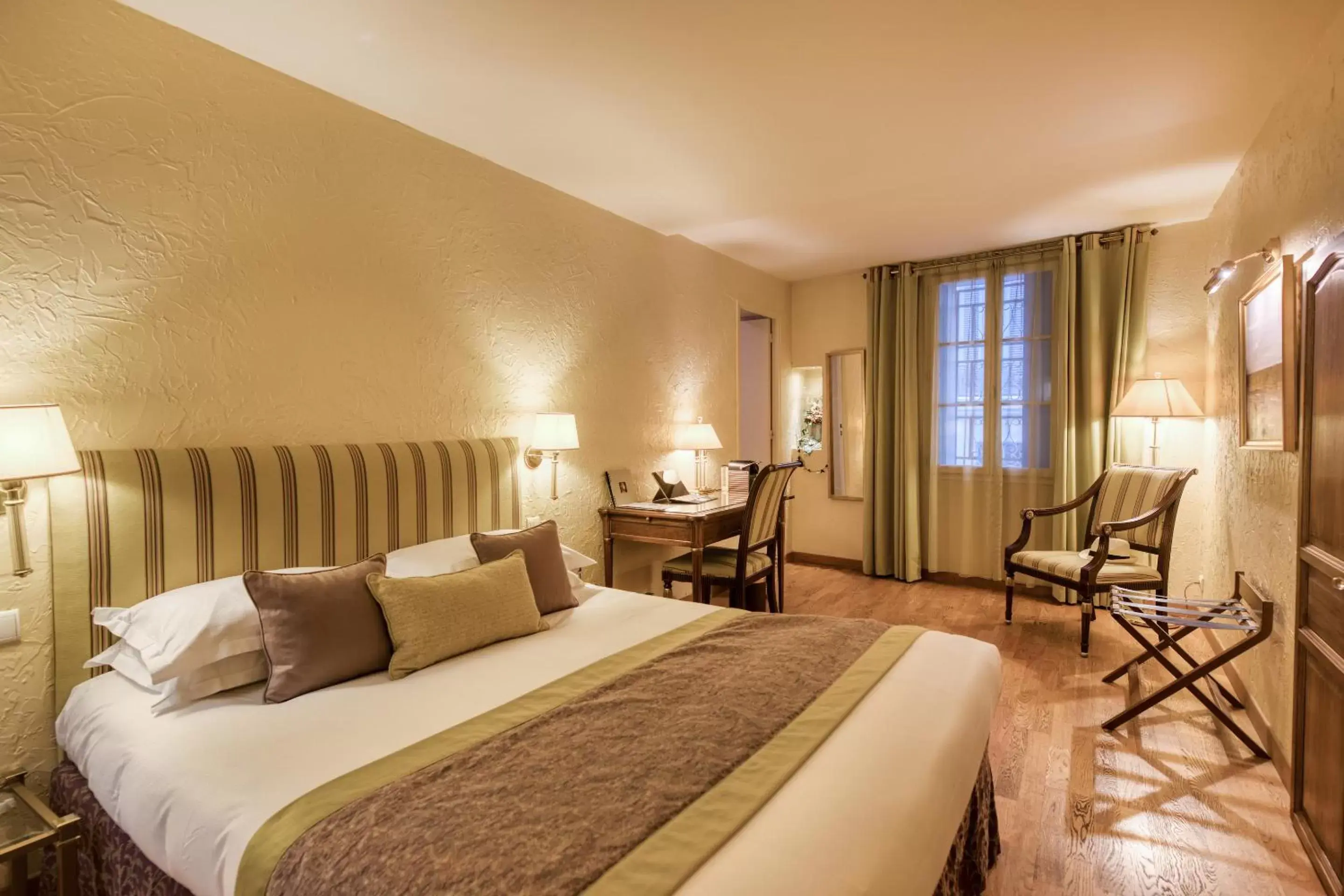 Bedroom, Bed in Hotel d'Aragon