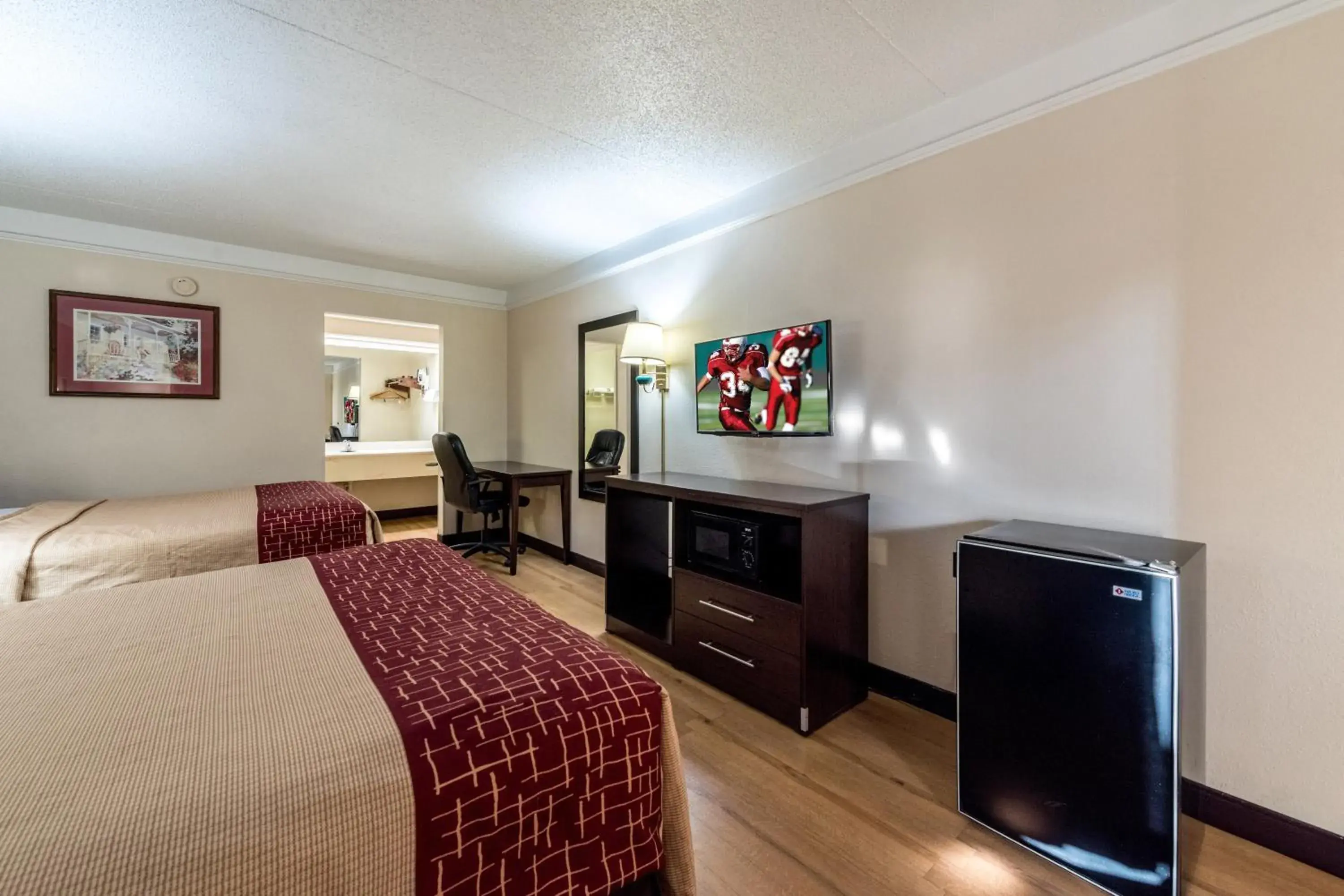 Photo of the whole room, TV/Entertainment Center in Red Roof Inn & Suites Clinton