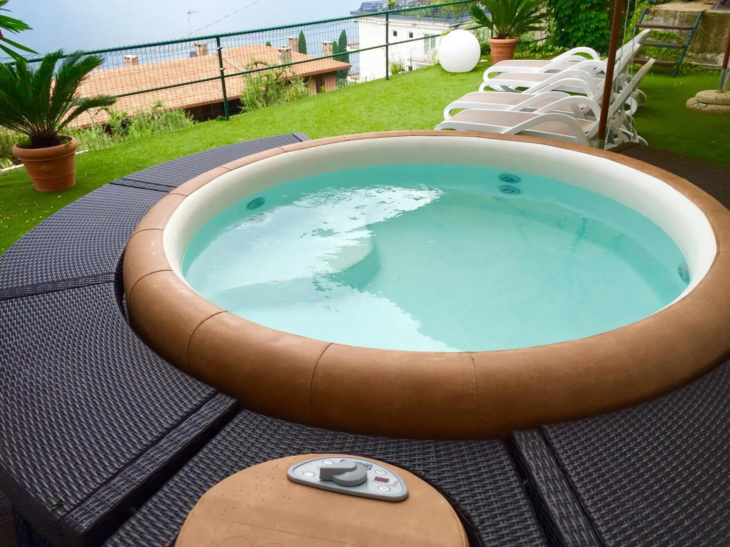Hot Tub, Swimming Pool in Villa Emma Malcesine