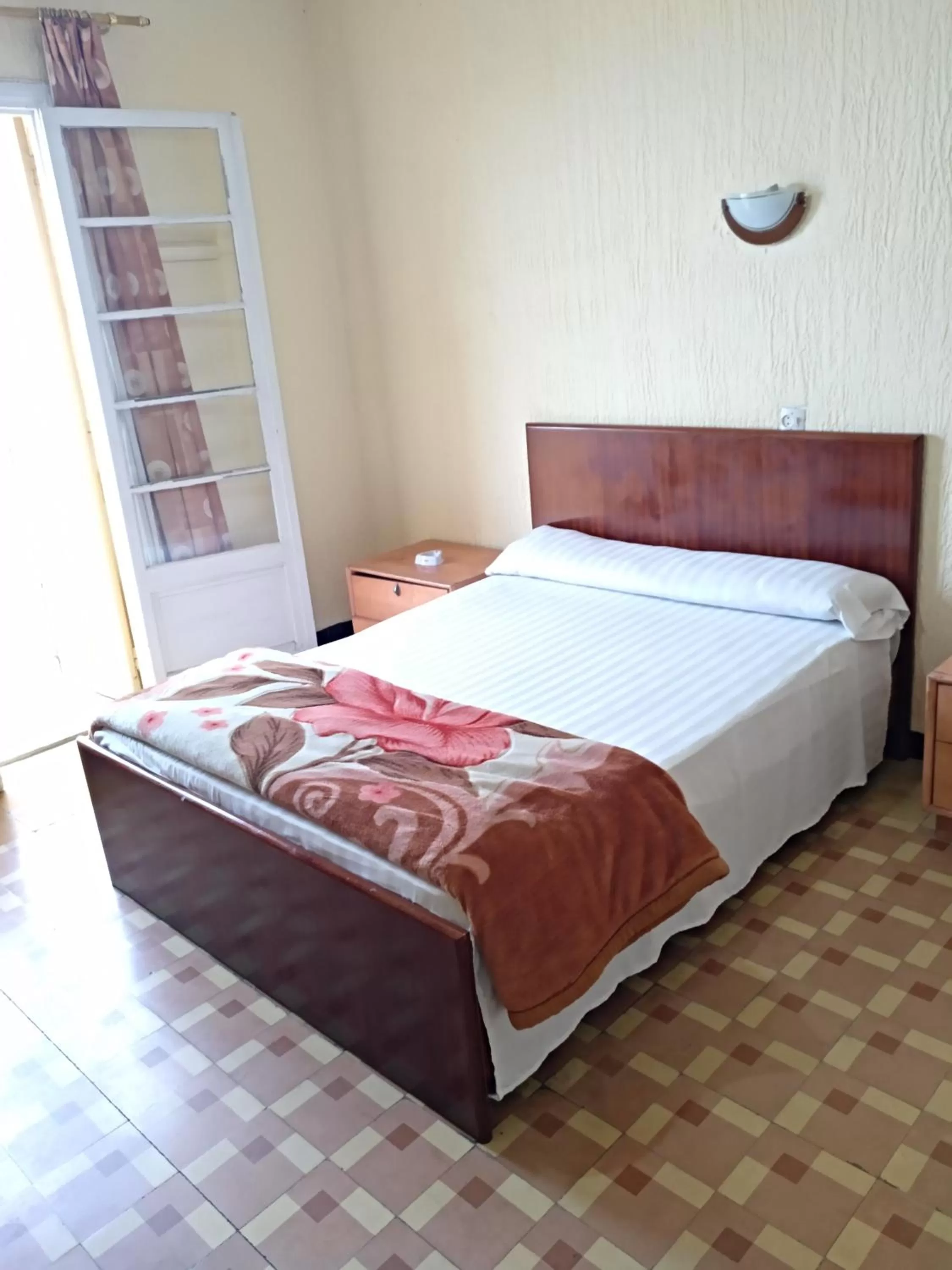 Bed in Hotel Le Gardenia (ex Lutetia)