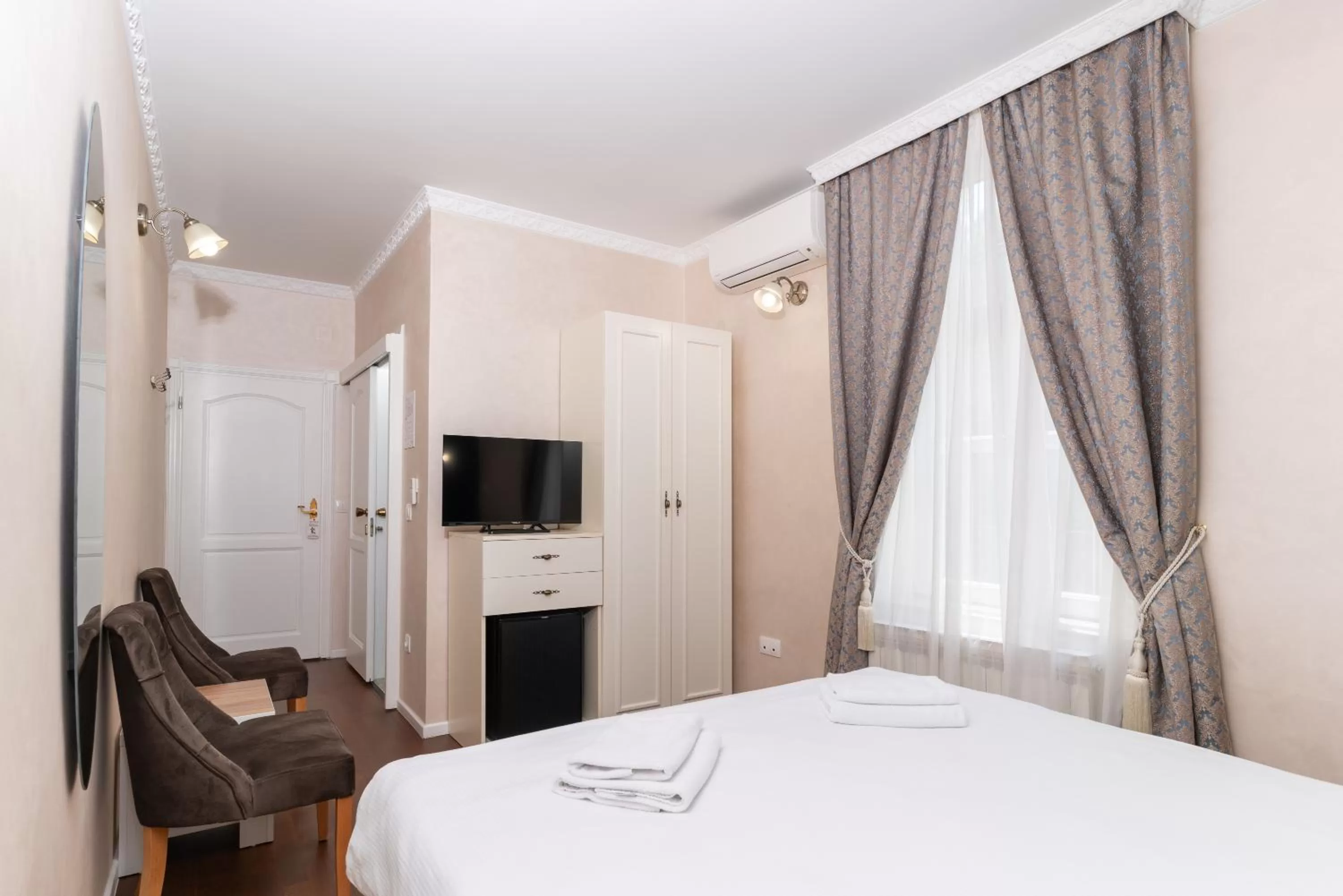 Photo of the whole room, Bed in Ornament Hotel