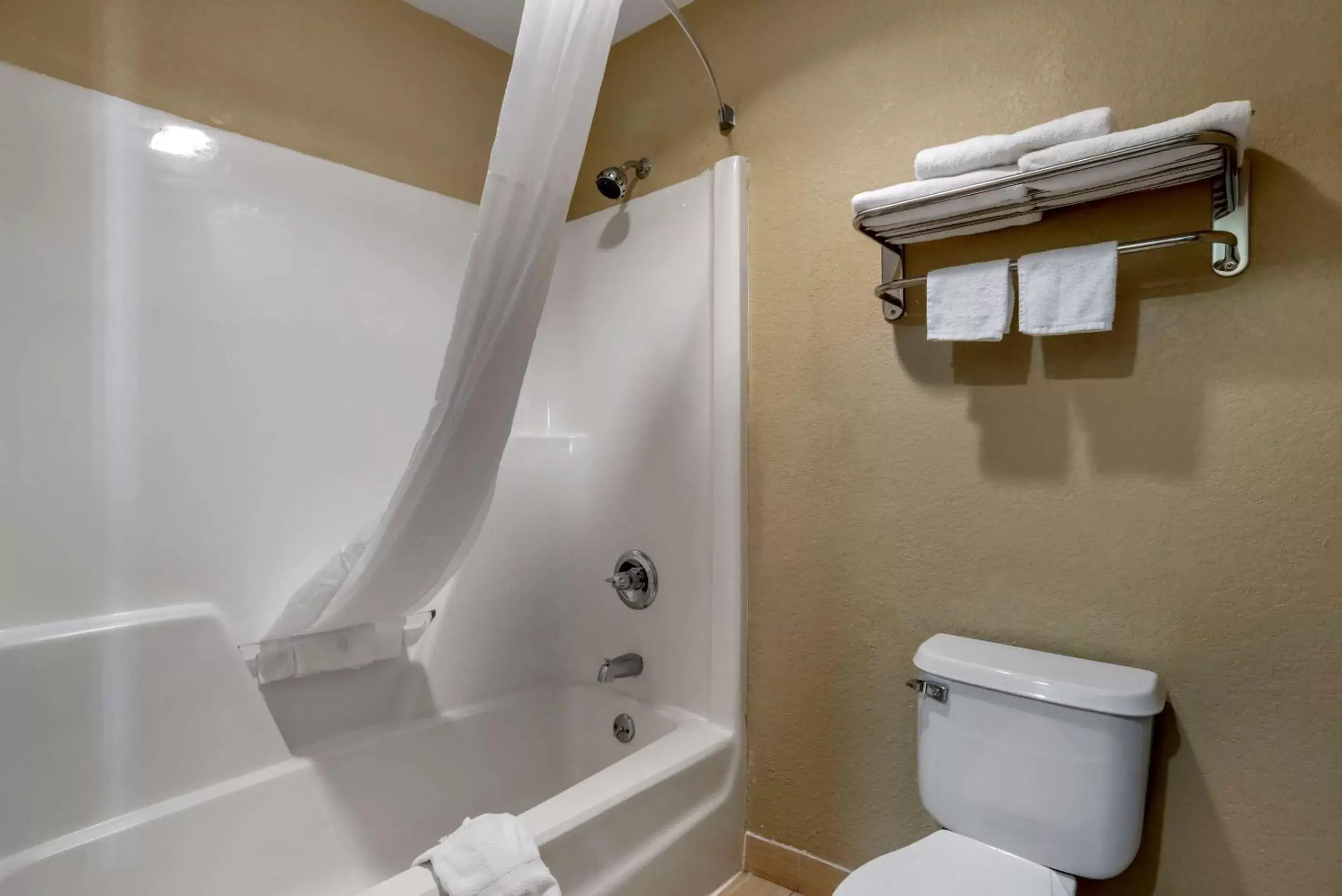 Bedroom, Bathroom in Quality Inn Phenix City Columbus