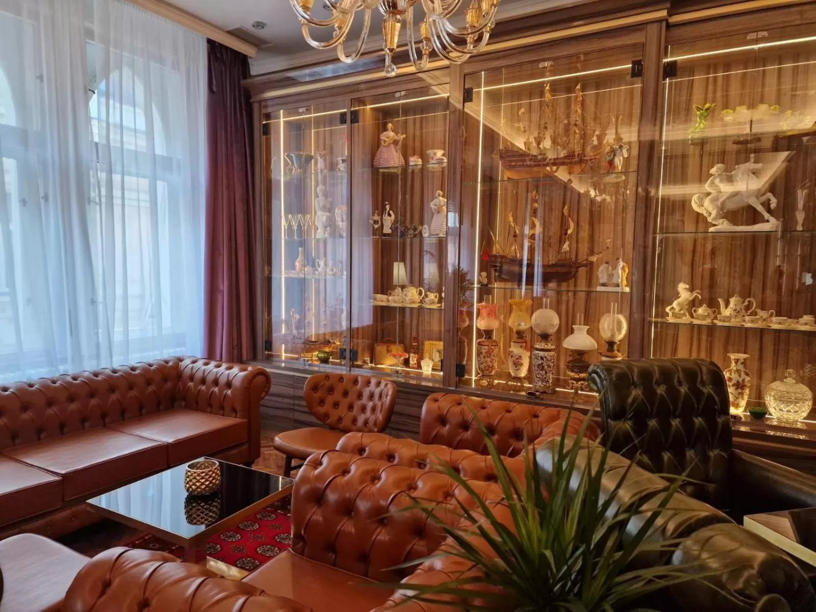 Restaurant/places to eat in Queen Palace