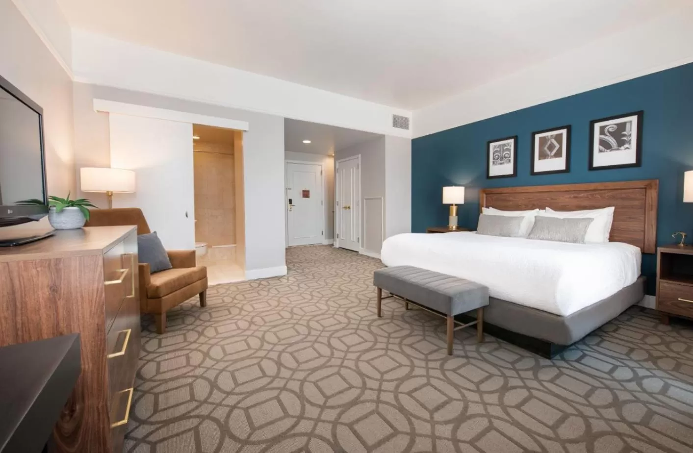 Photo of the whole room, Bed in Magnolia Hotel Omaha