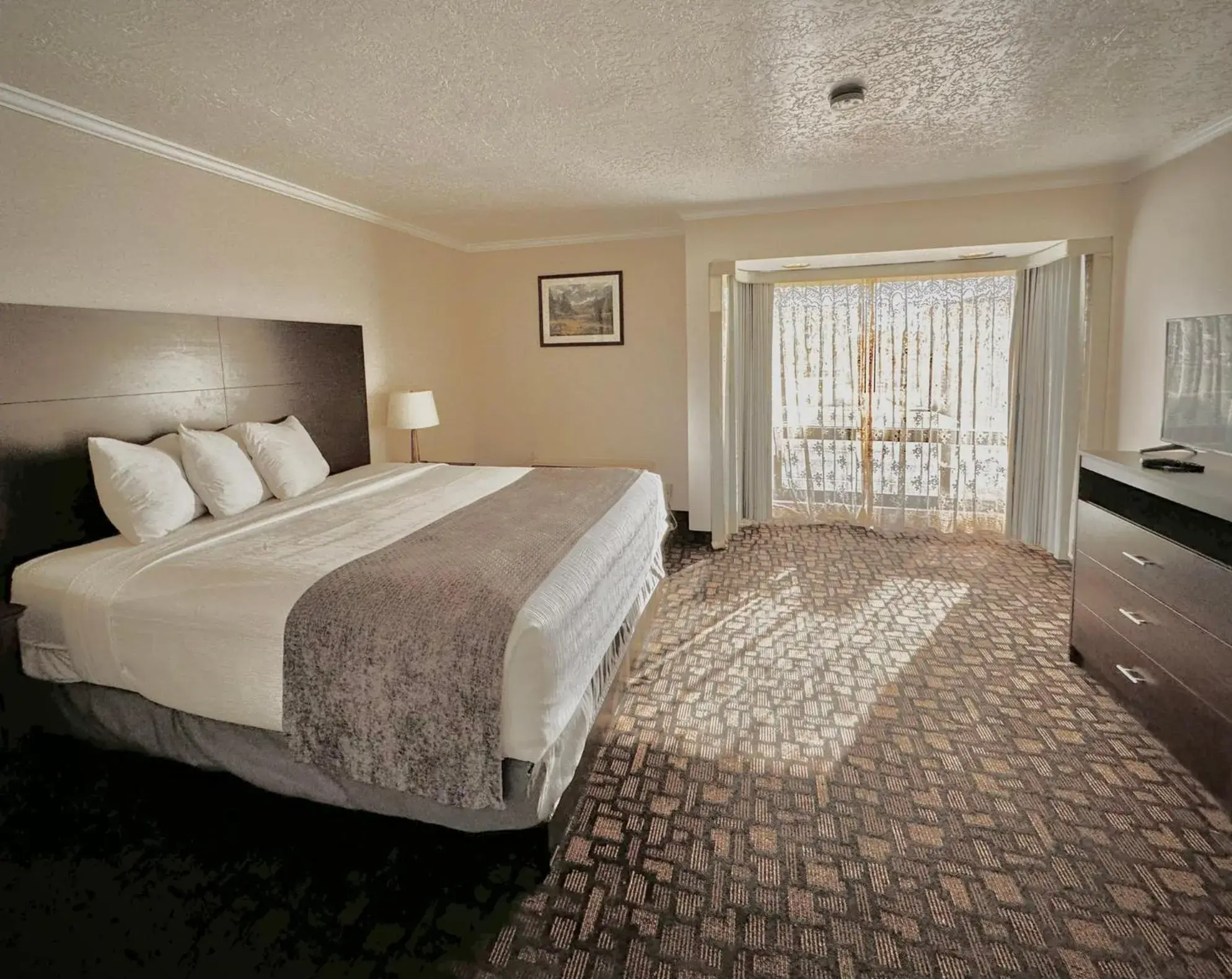 Bed in Discovery Inn Bed in Discovery Inn