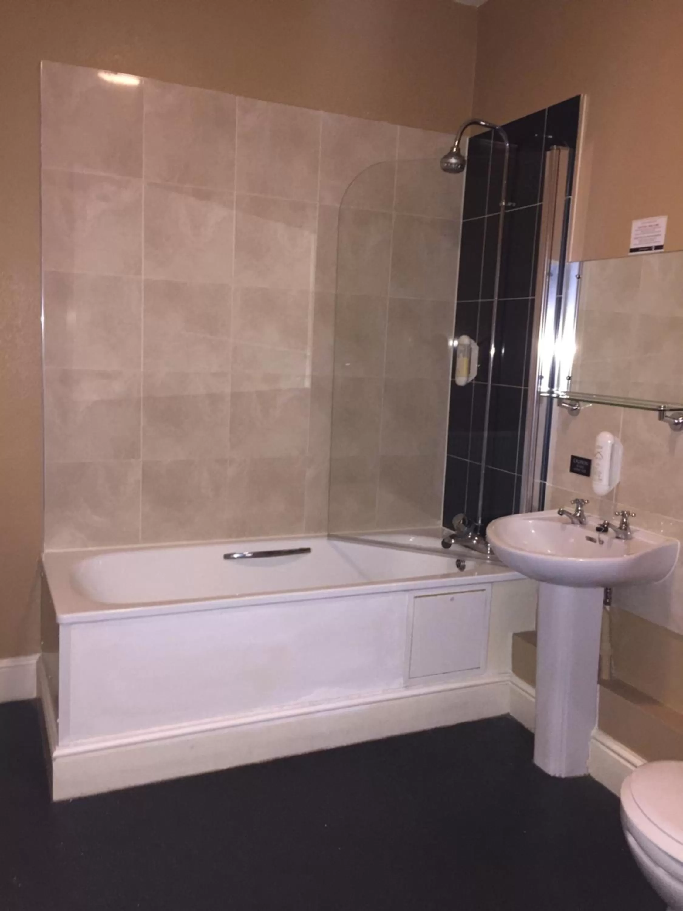 Bath, Bathroom in The Duke of Wellington Wetherspoon