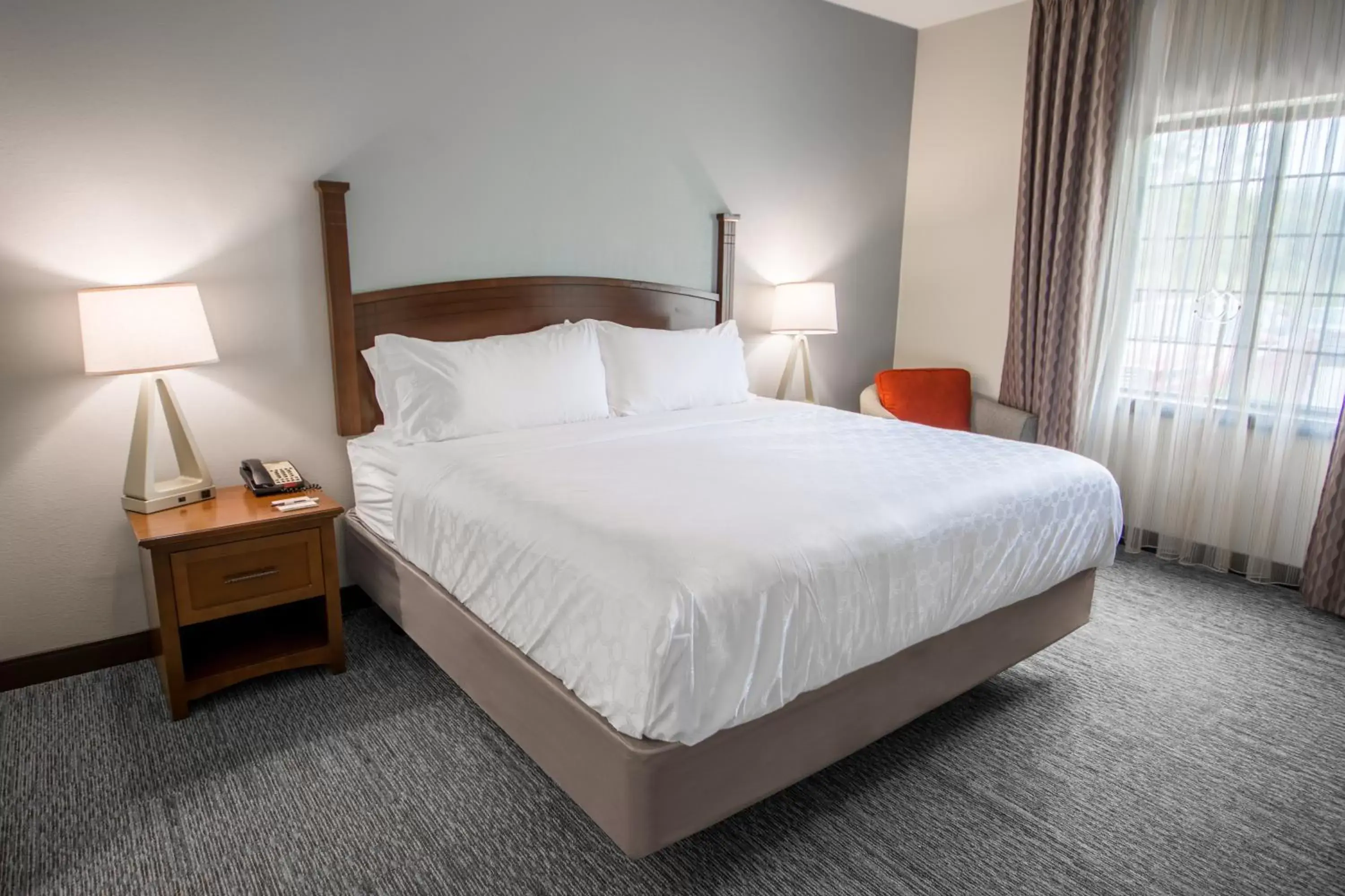 Photo of the whole room, Bed in Staybridge Suites - Kansas City-Independence, an IHG Hotel