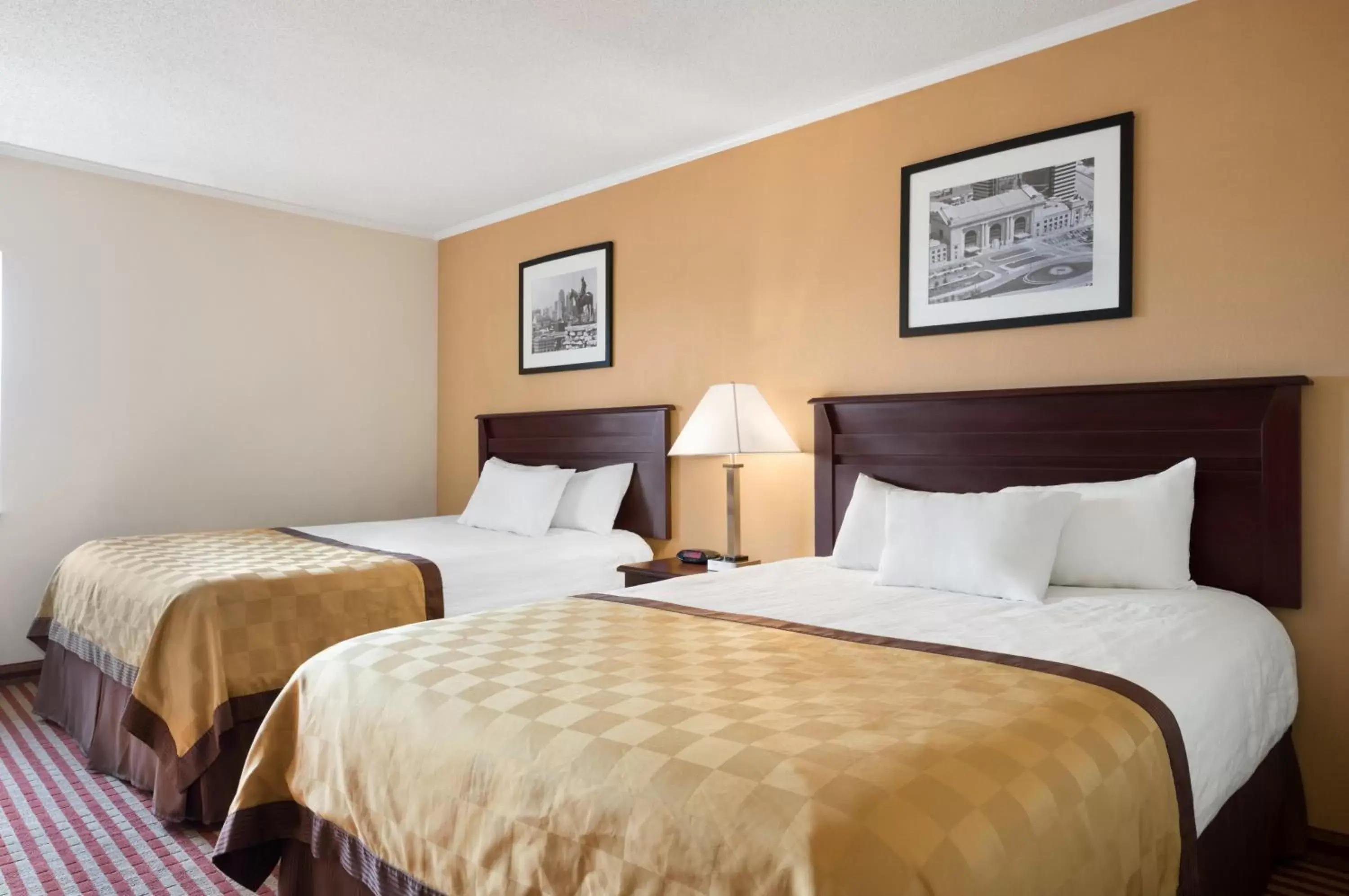 Bed in Days Inn & Suites by Wyndham Kansas City - Royals Stadium