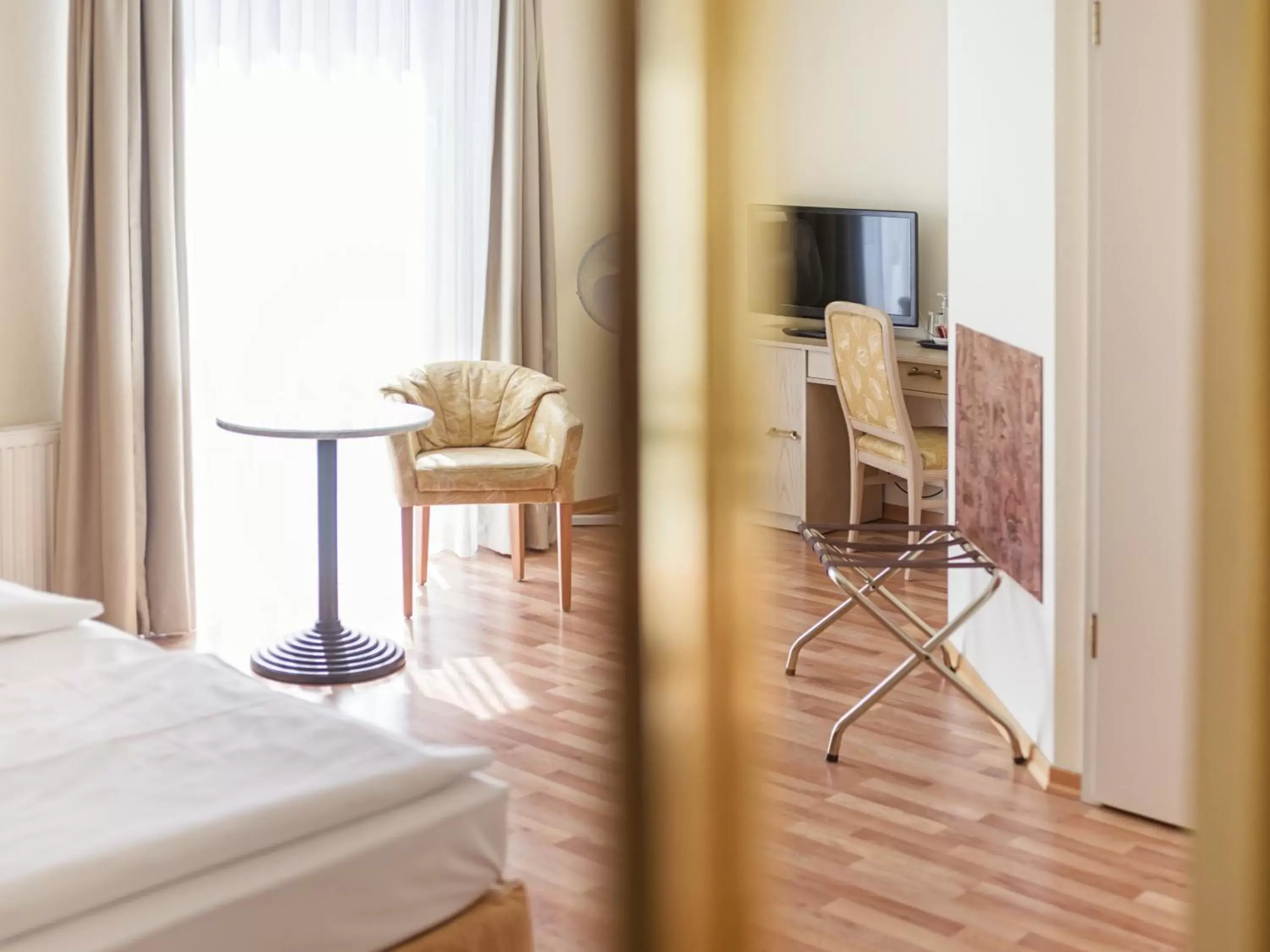 Photo of the whole room, TV/Entertainment Center in Hotel Am Schloss Köpenick Berlin By Golden Tulip