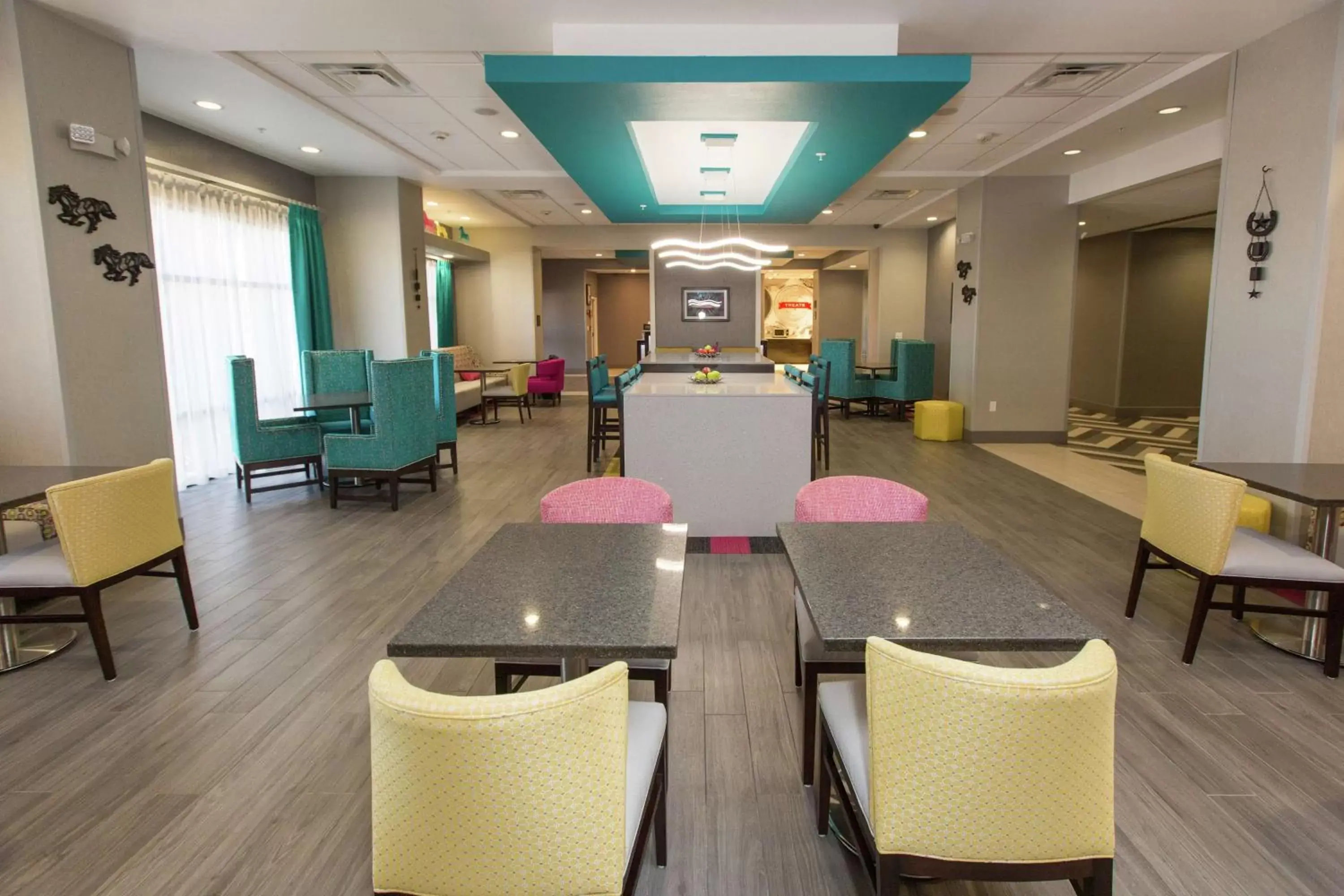 Lobby or reception, Restaurant/Places to Eat in Hampton Inn Mustang