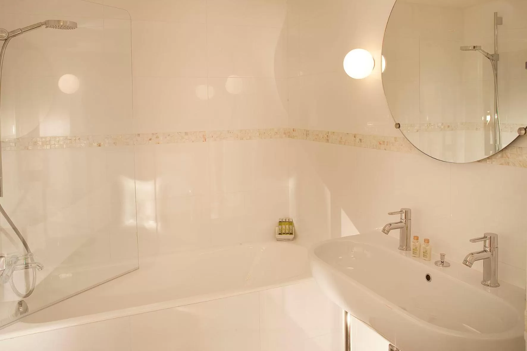 Bathroom in Hôtel Parc Saint-Séverin - Esprit de France