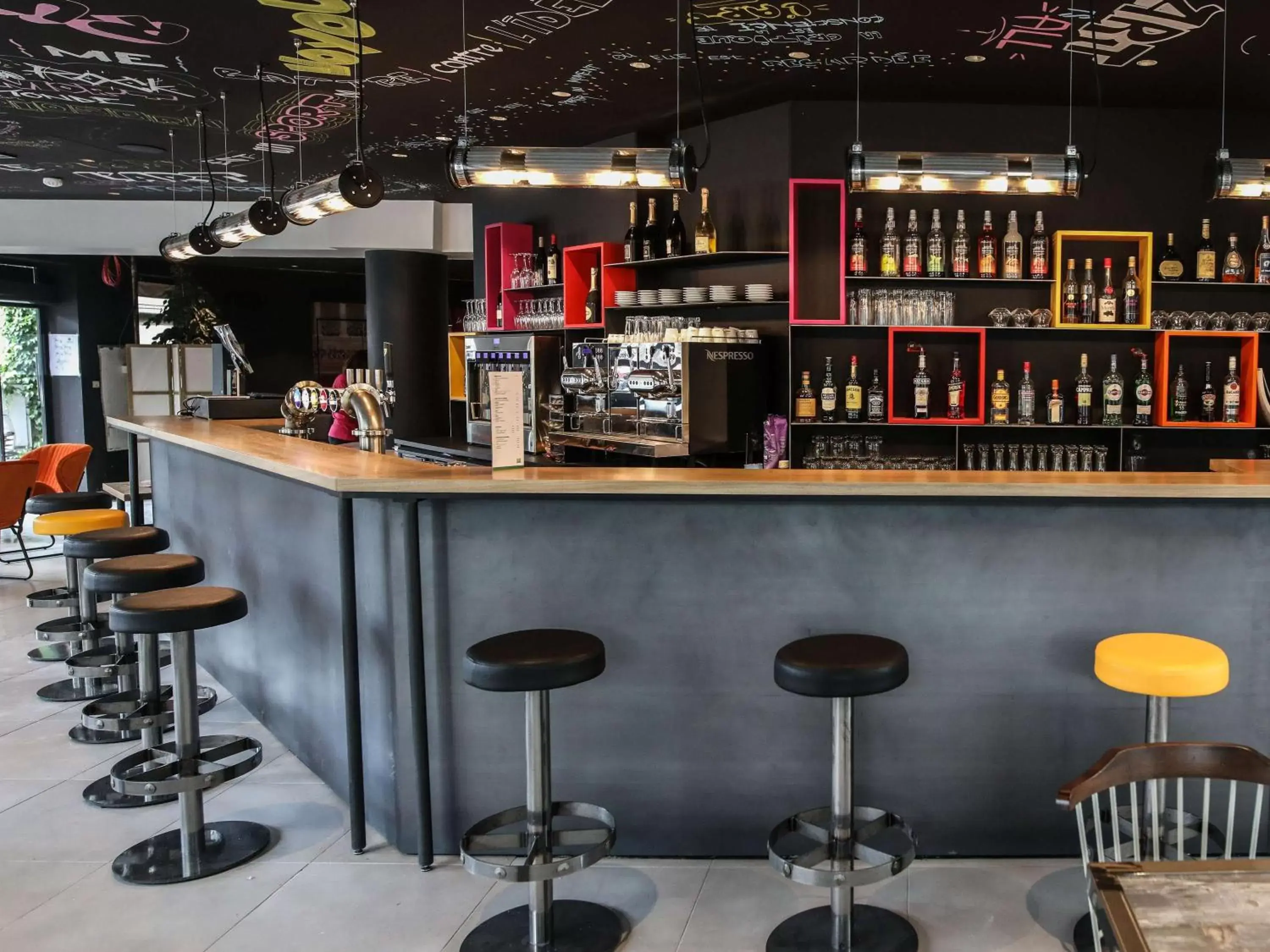 Lounge or bar, Lounge/Bar in Ibis Styles Clermont-Ferrand République