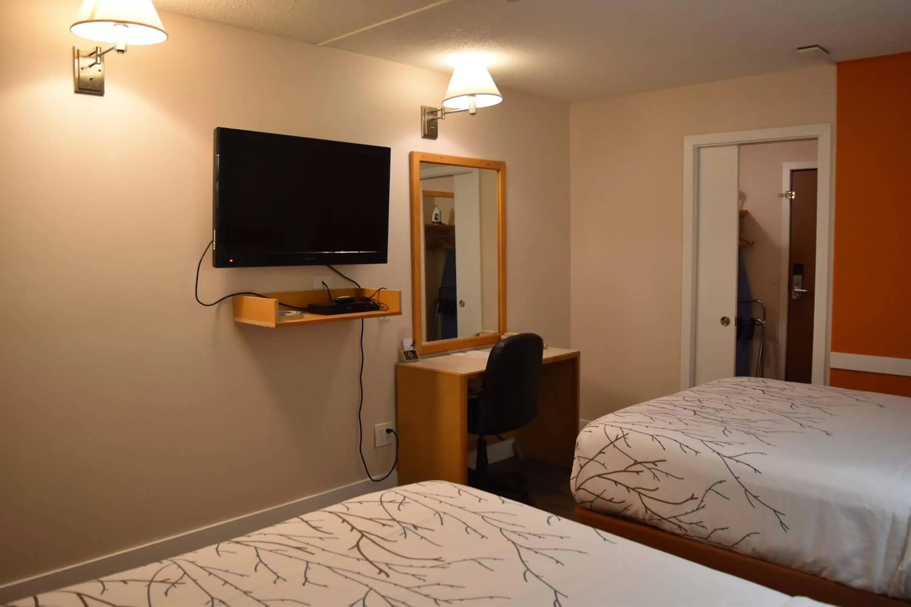 Bedroom, TV/Entertainment Center in Canadas Best Value Inn & Suites-Castlegar