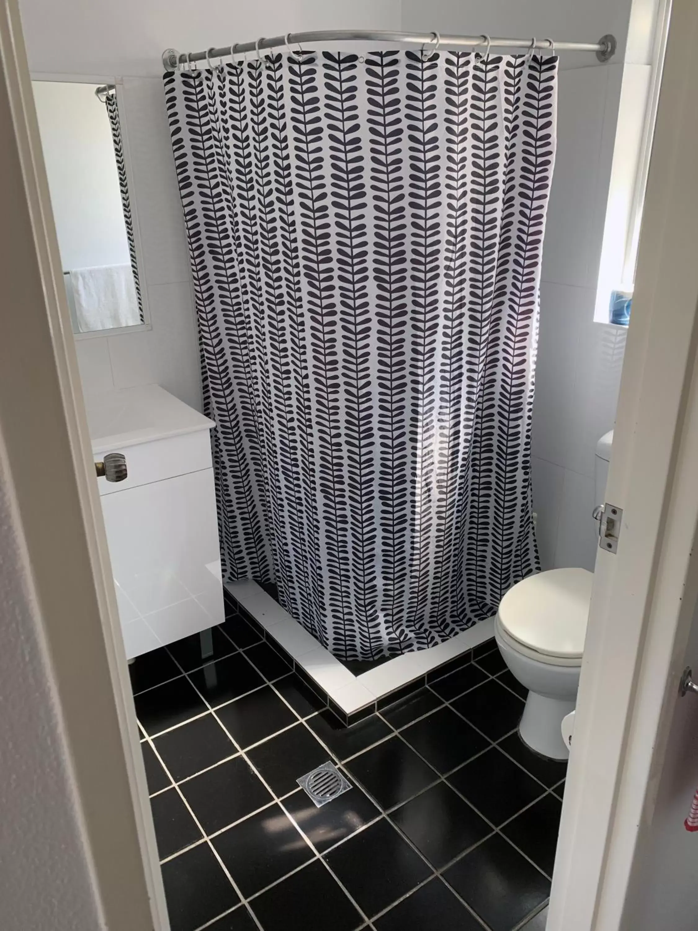 Shower, Bathroom in Baths Motel Moree