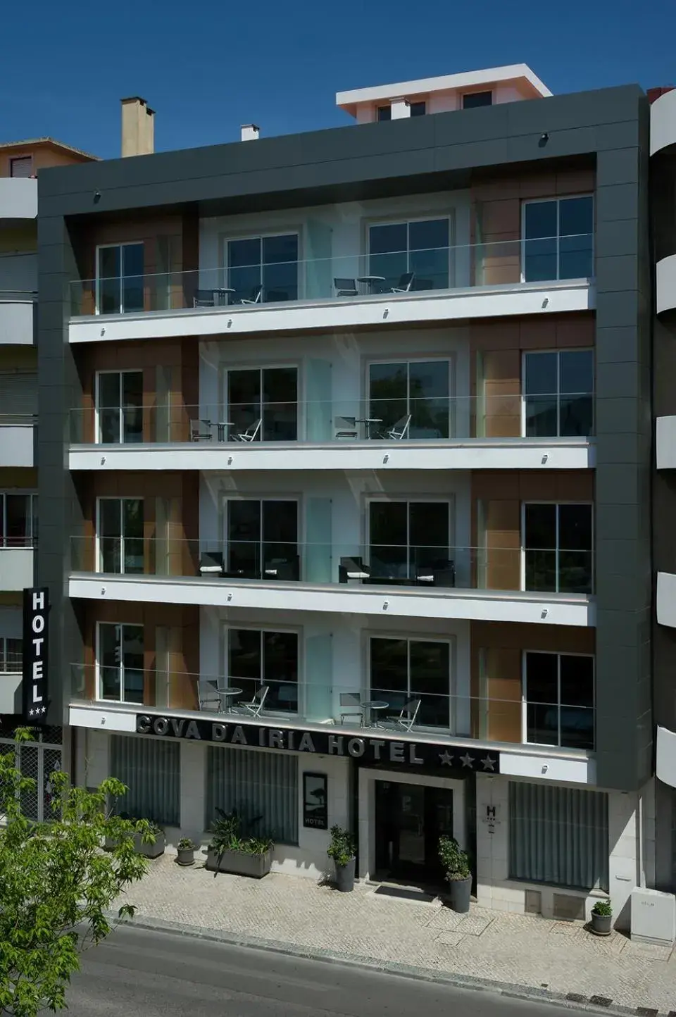 Facade/entrance, Property Building in Cova da Iria Hotel