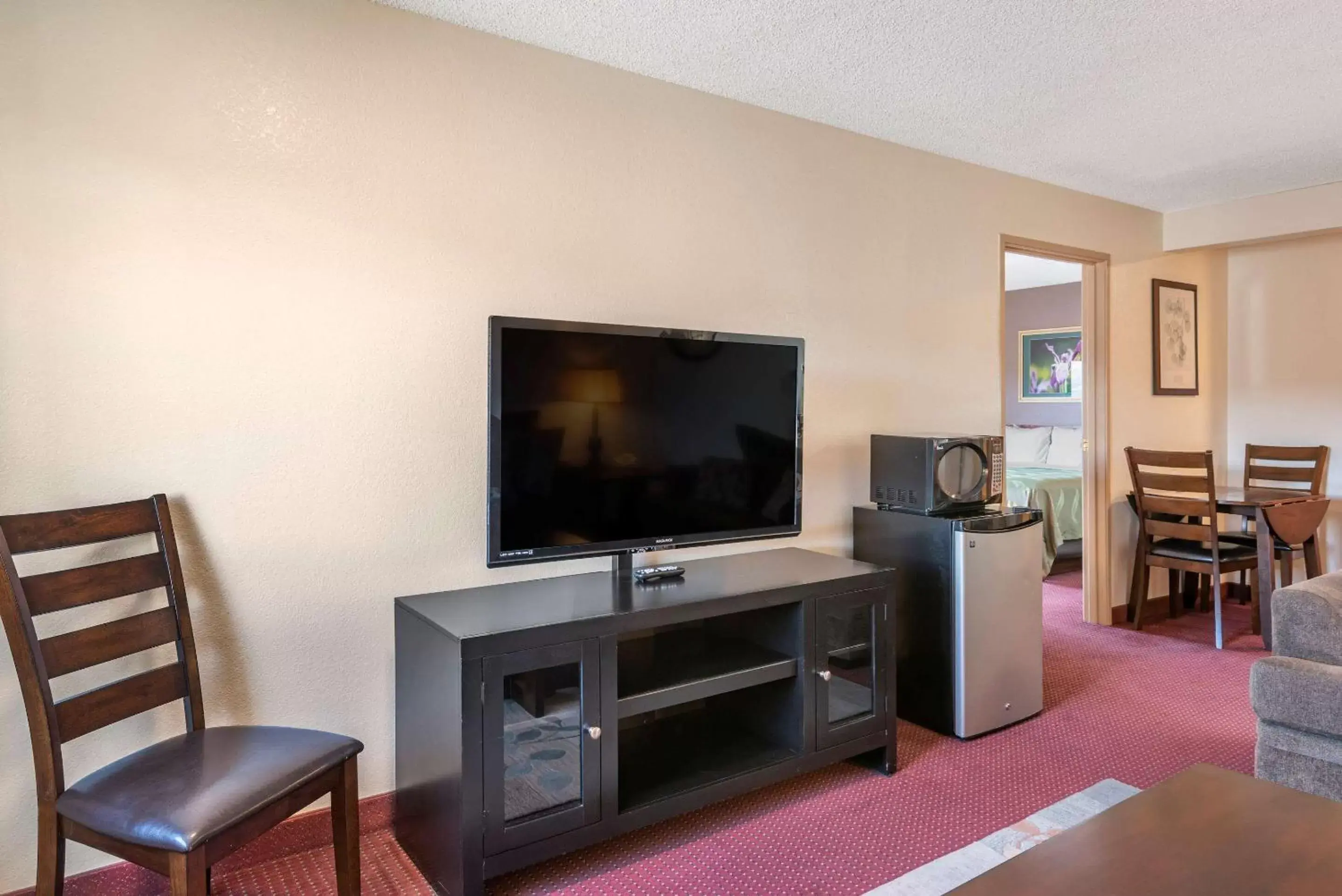 Bedroom, TV/Entertainment Center in Quality Inn Grand Junction near University