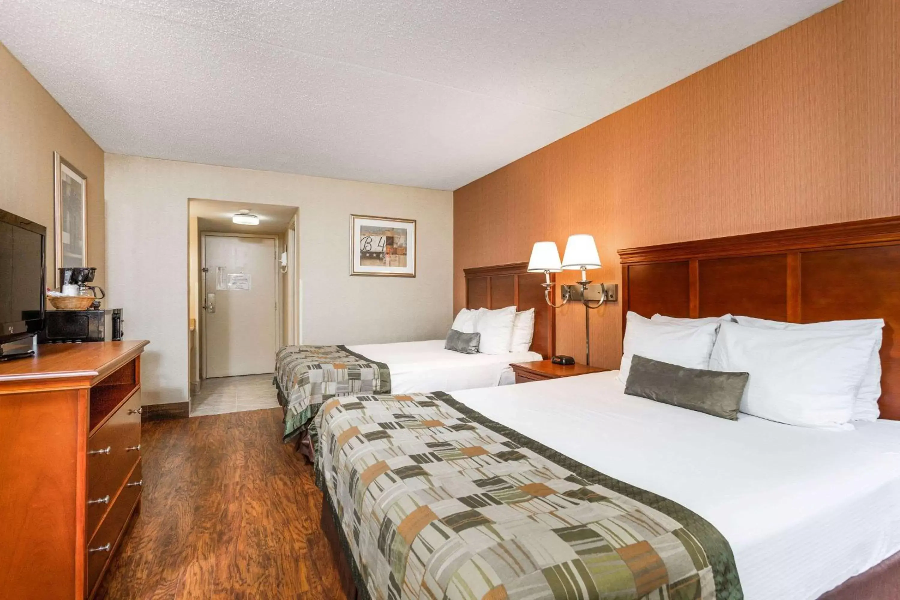 Photo of the whole room, Bed in Days Inn by Wyndham Westminster