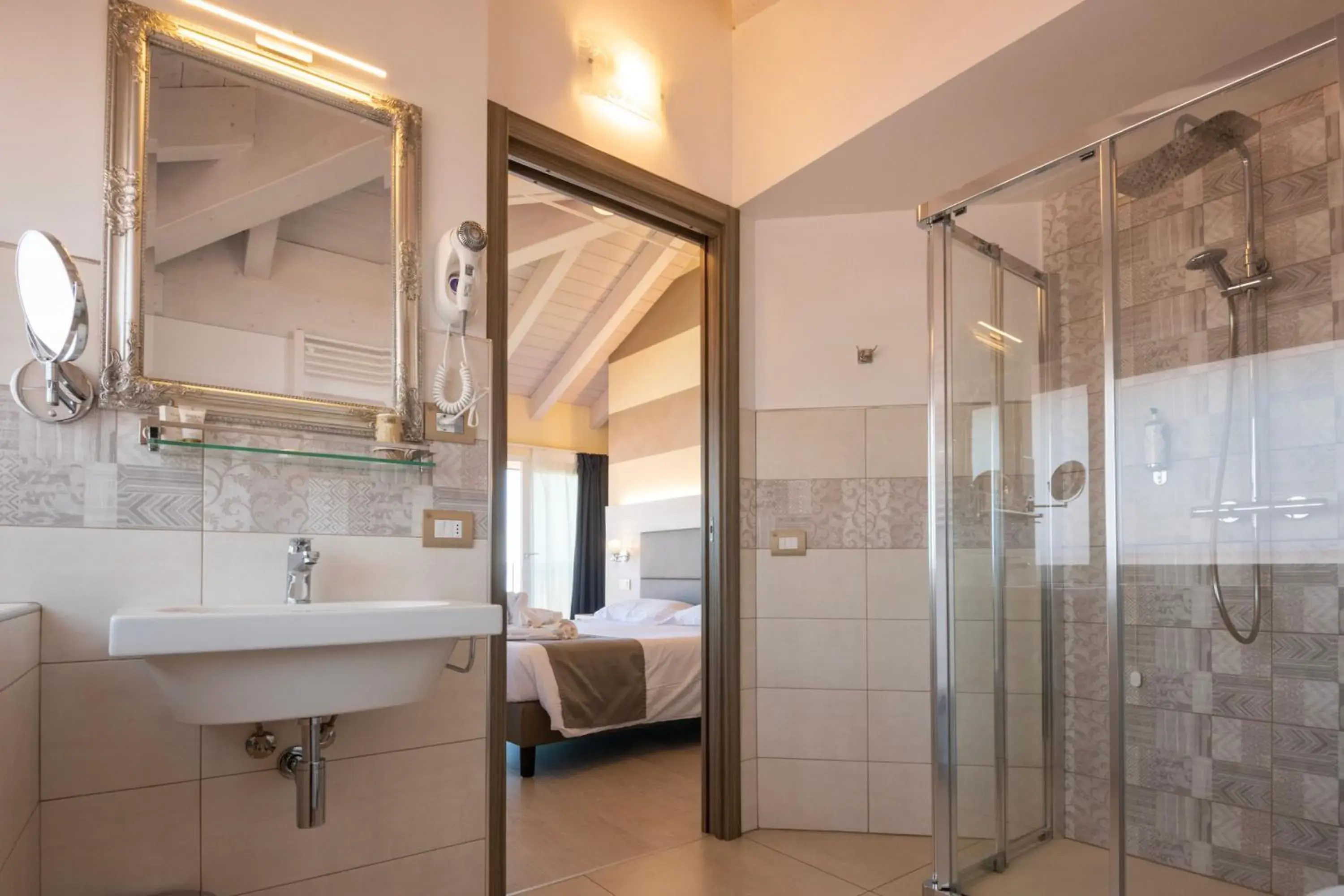 Shower, Bathroom in Hotel Rosa