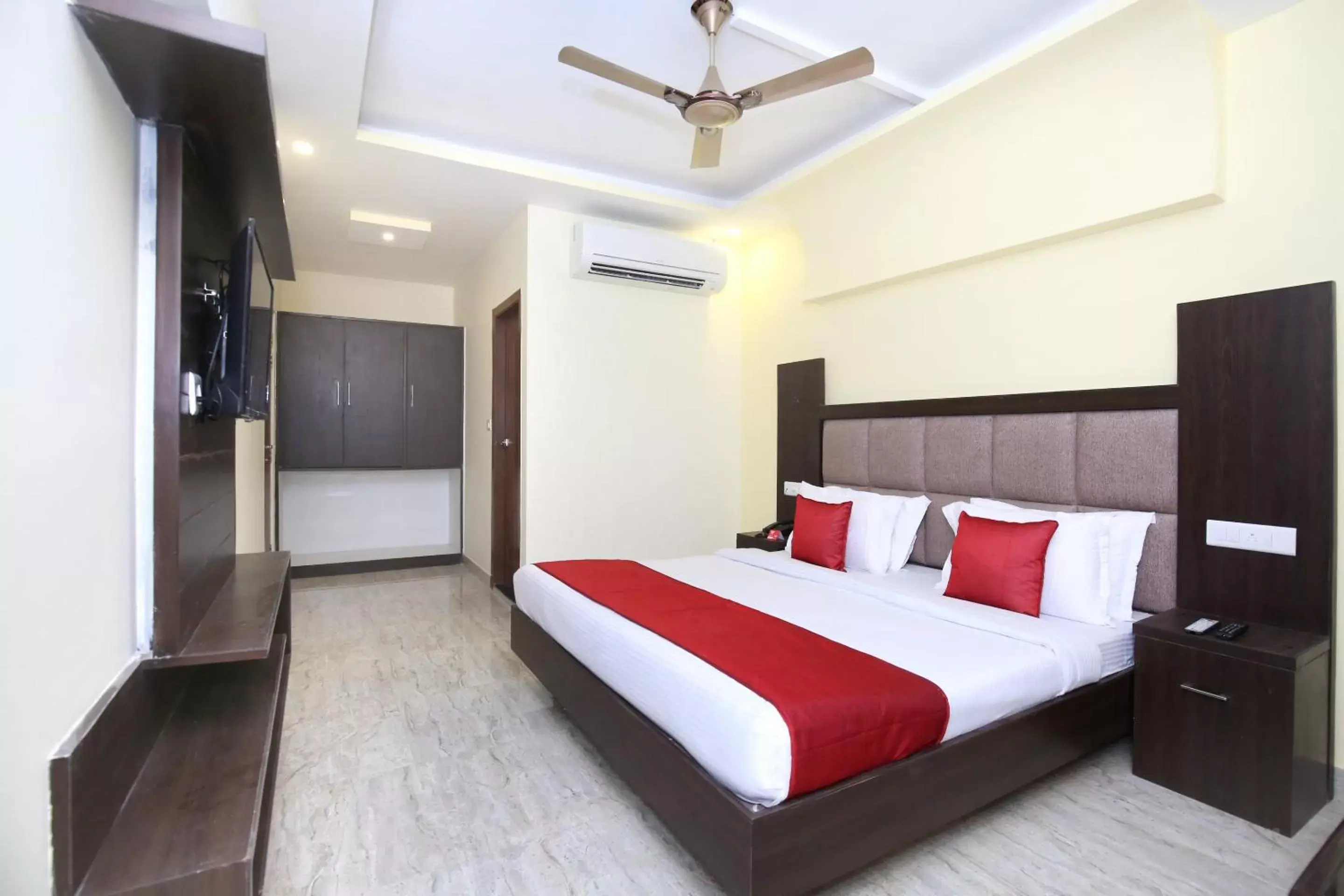 Bedroom in Capital O Hotel Royal Bedroom in Capital O Hotel Royal