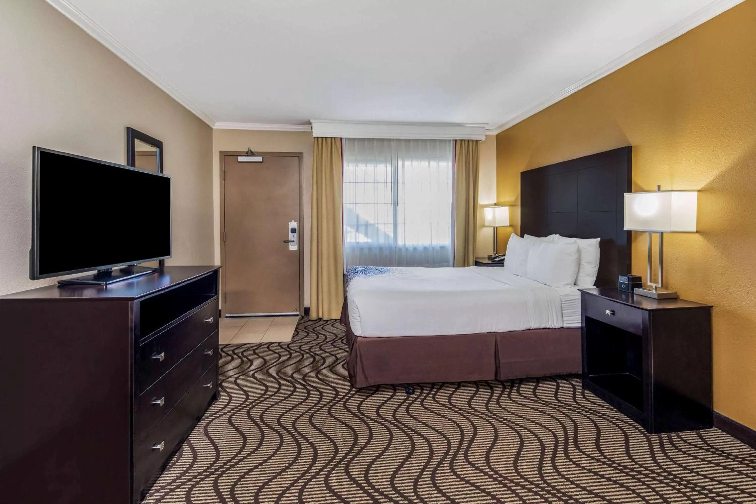 Photo of the whole room, Bed in La Quinta by Wyndham Carlsbad - Legoland Area