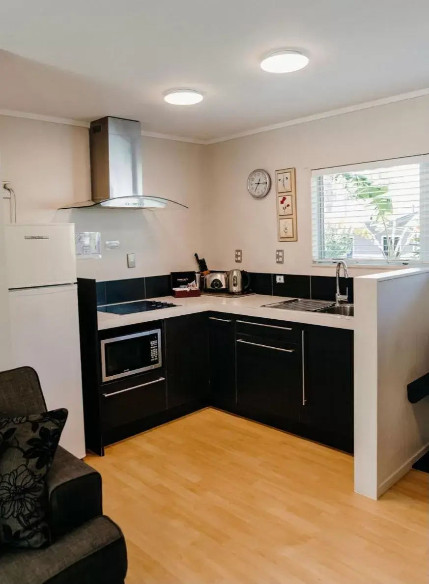 Kitchen/Kitchenette in Anchor Lodge Motel