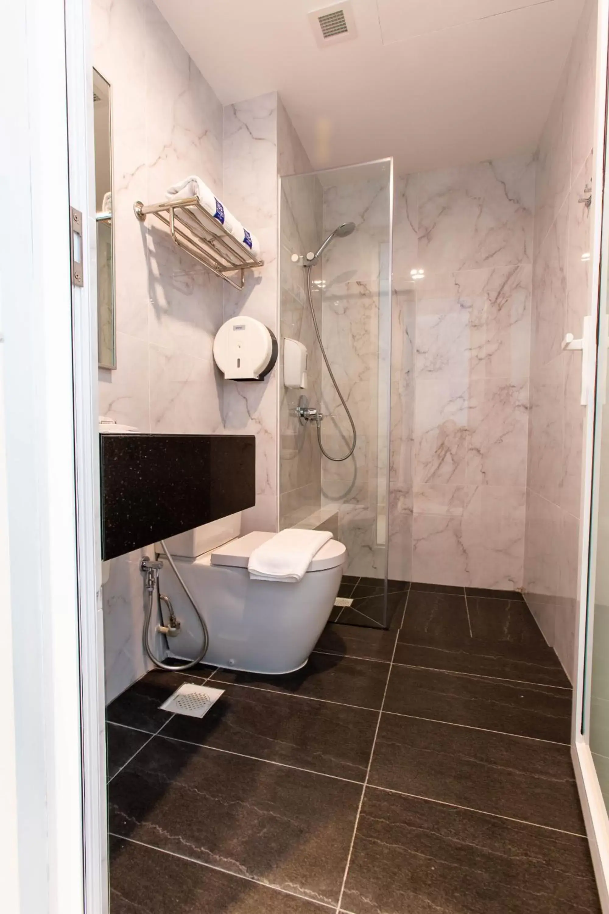 Shower, Bathroom in ibis budget Singapore Gold