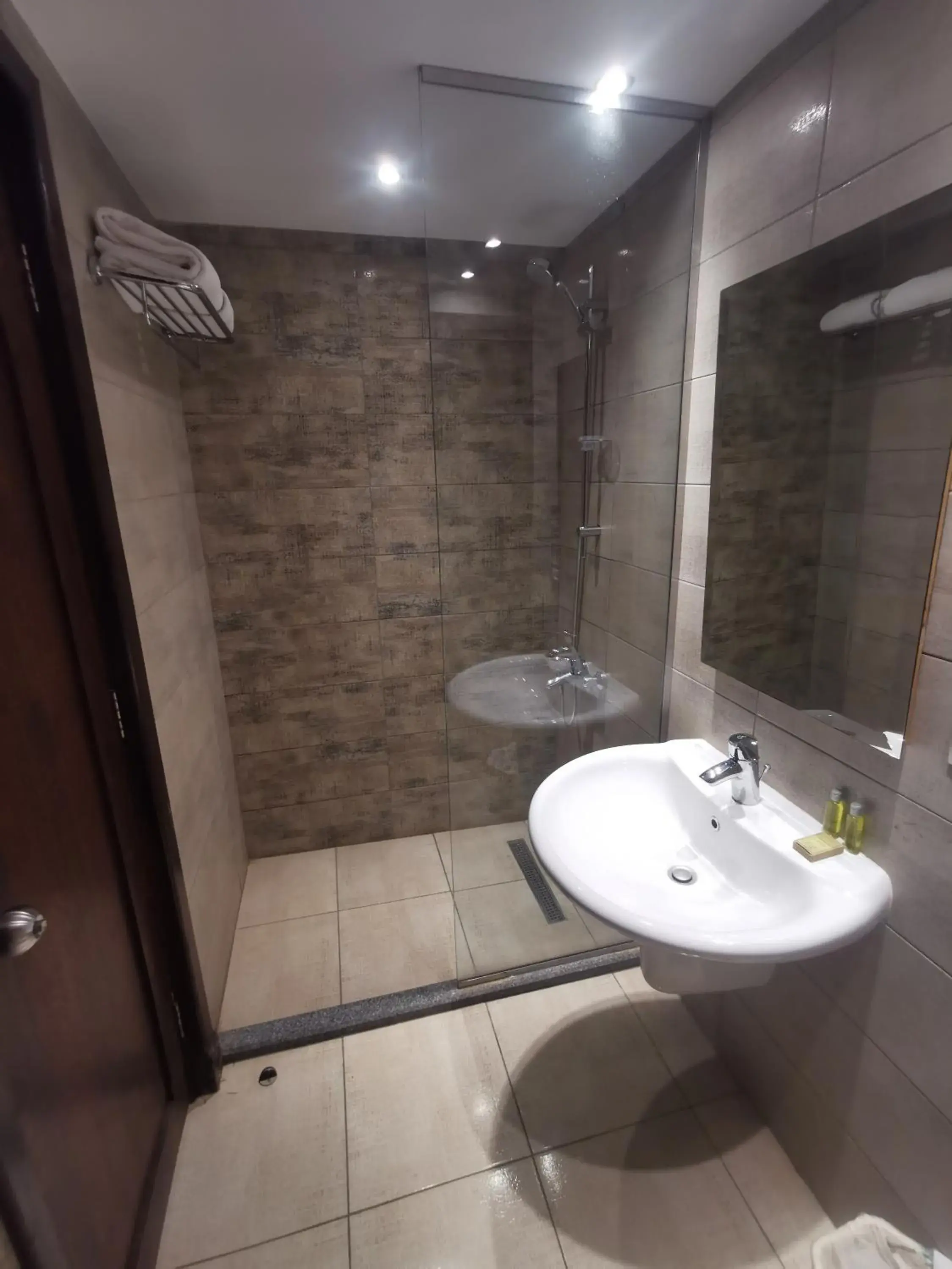 Double Room in Green Plaza Inn '''Business &Families Only''' Double Room in Green Plaza Inn '''Business &Families Only'''