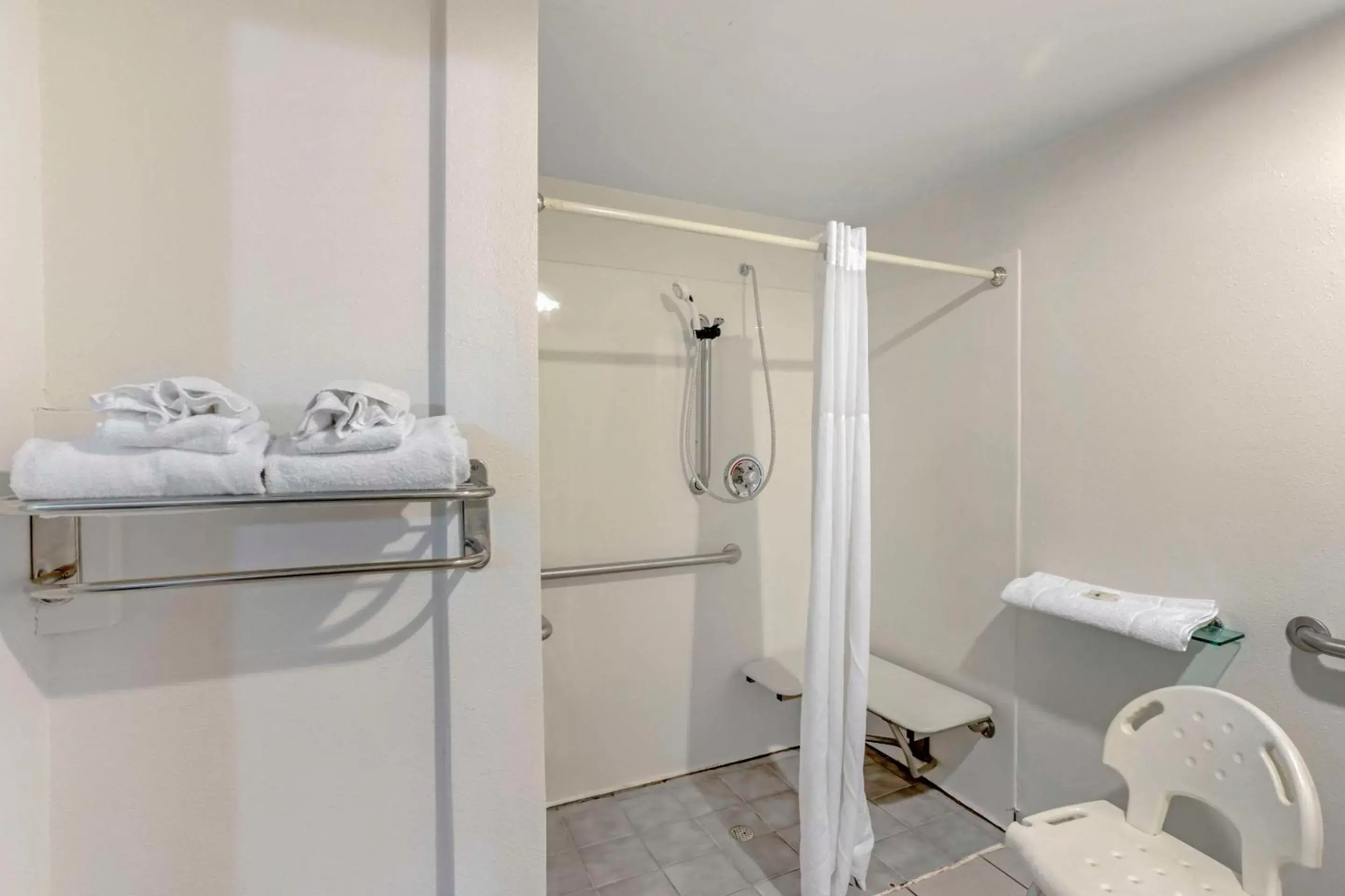 Bedroom, Bathroom in Quality Inn Riverview Enola-Harrisburg