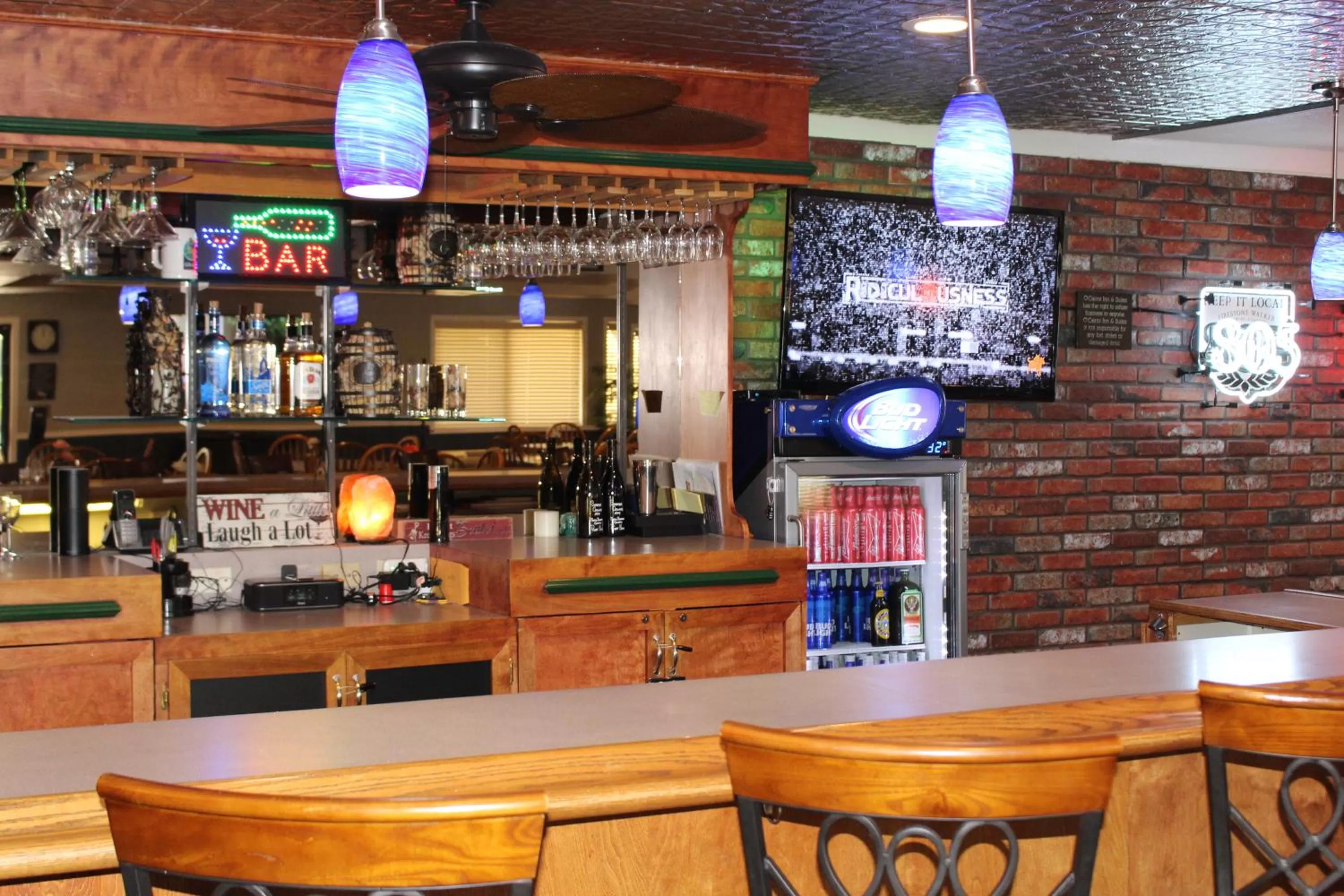 Lounge or bar in O'Cairns Inn and Suites