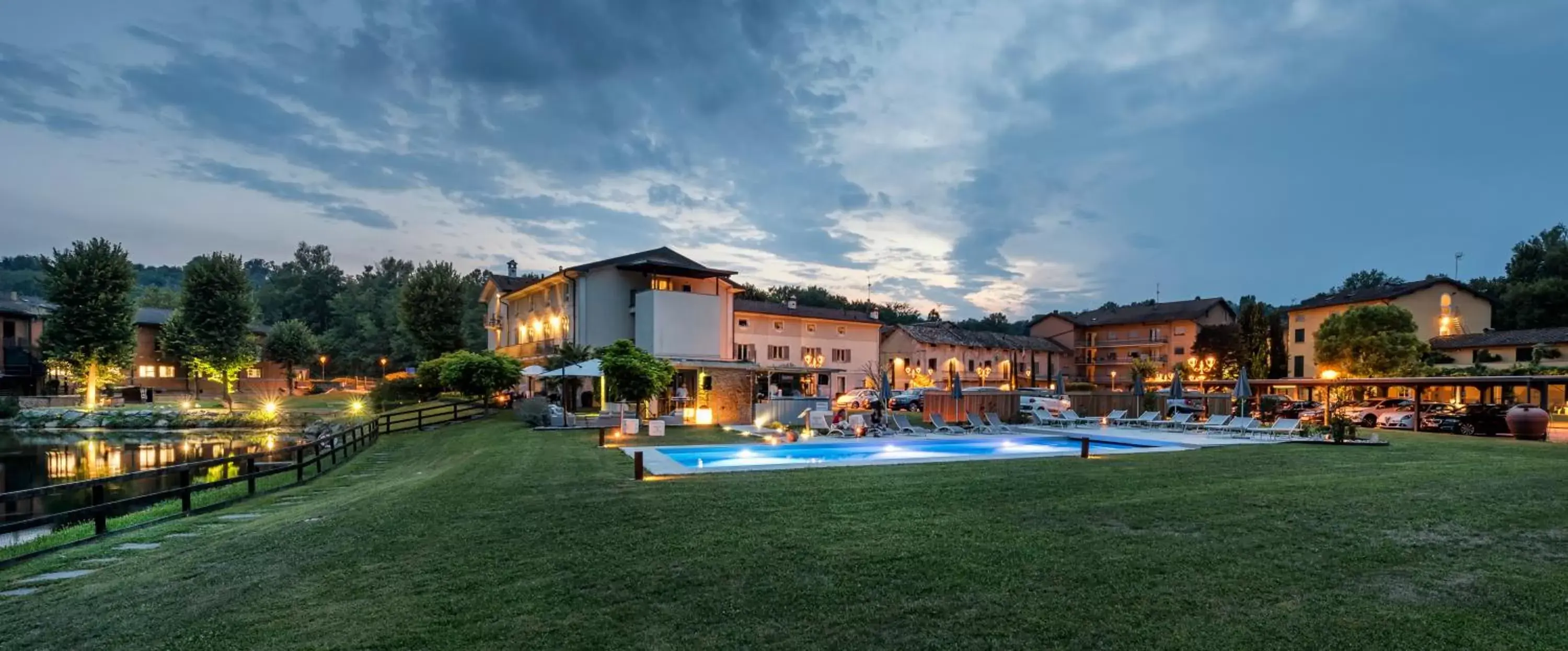 Property building, Swimming Pool in Hotel Il Corazziere