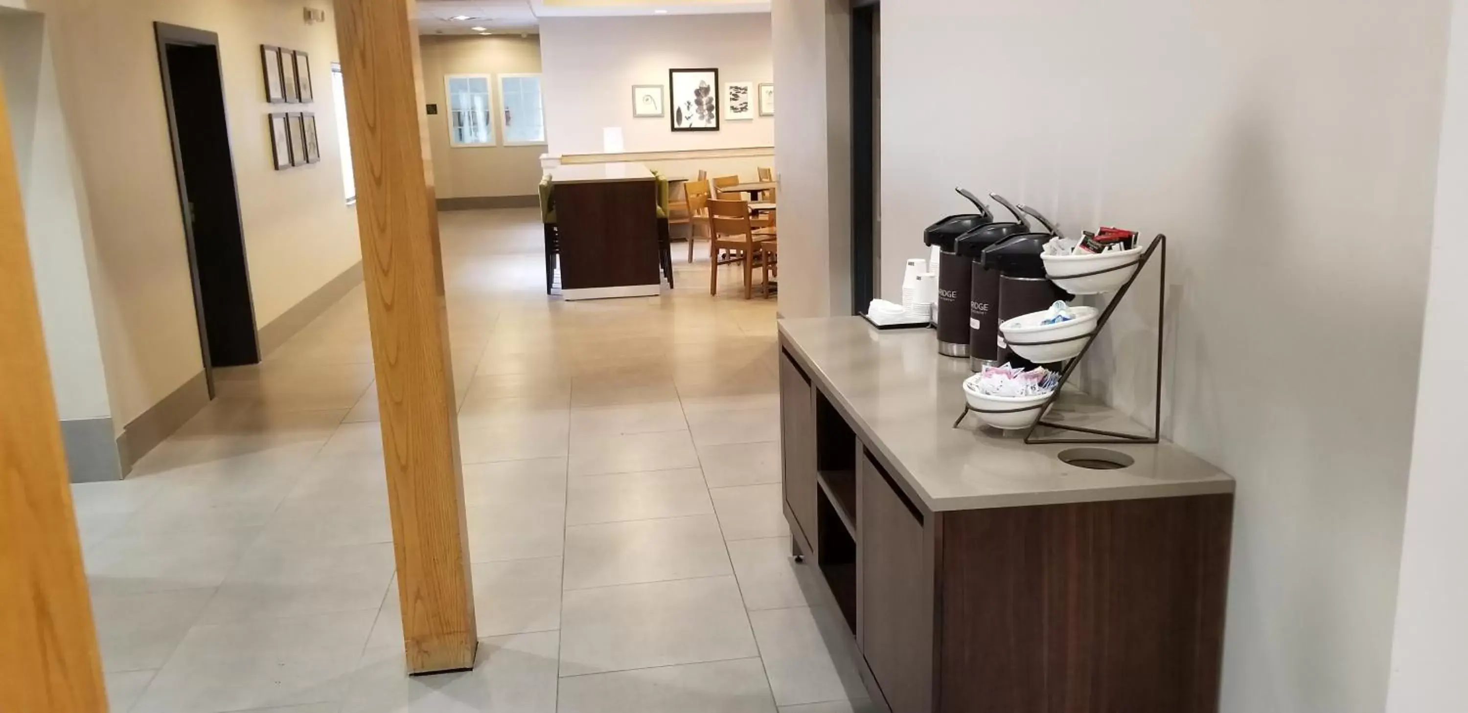 Coffee/tea facilities, Lobby/Reception in Country Inn & Suites by Radisson, Kalamazoo, MI