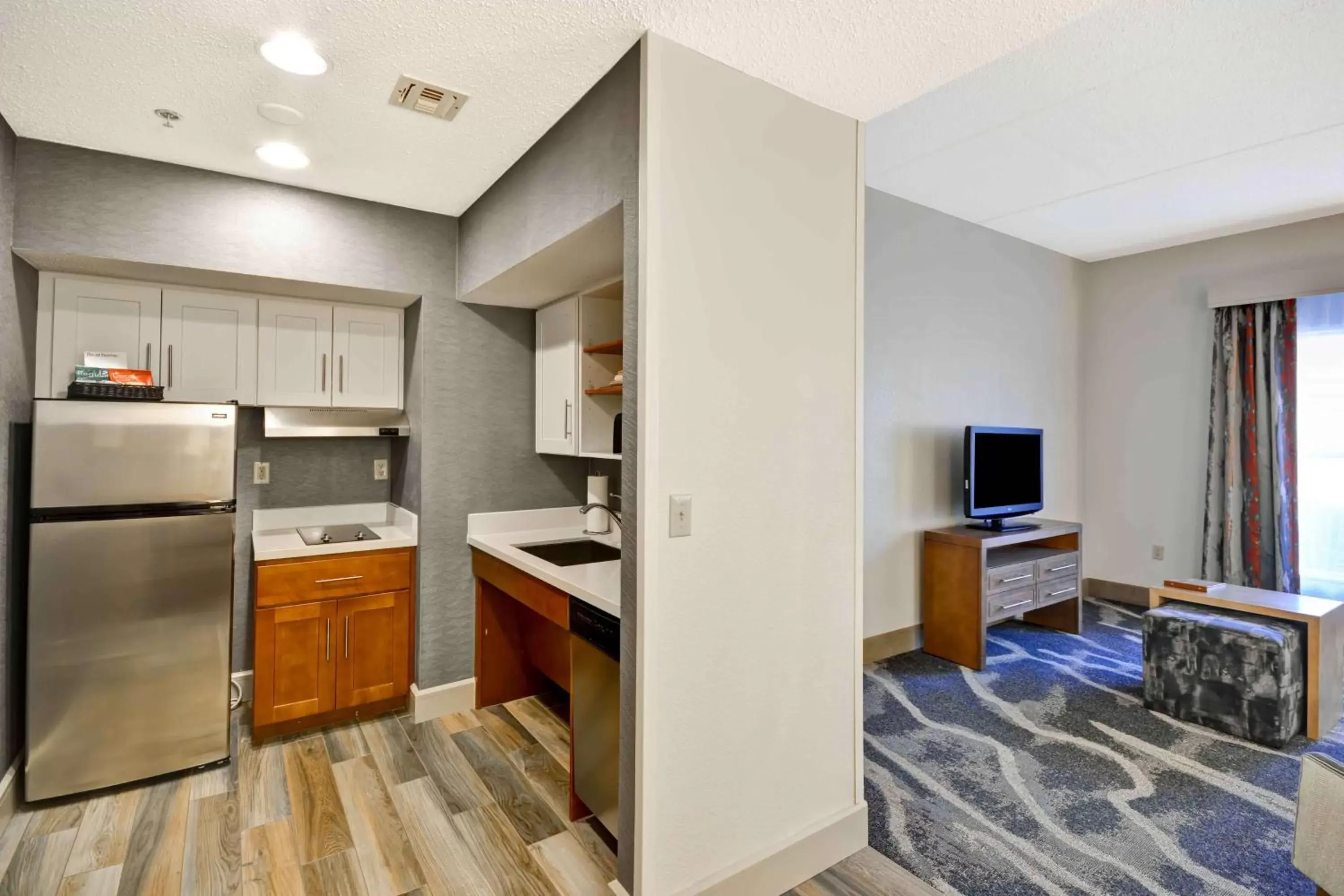 Photo of the whole room, Kitchen/Kitchenette in Homewood Suites by Hilton San Antonio Northwest